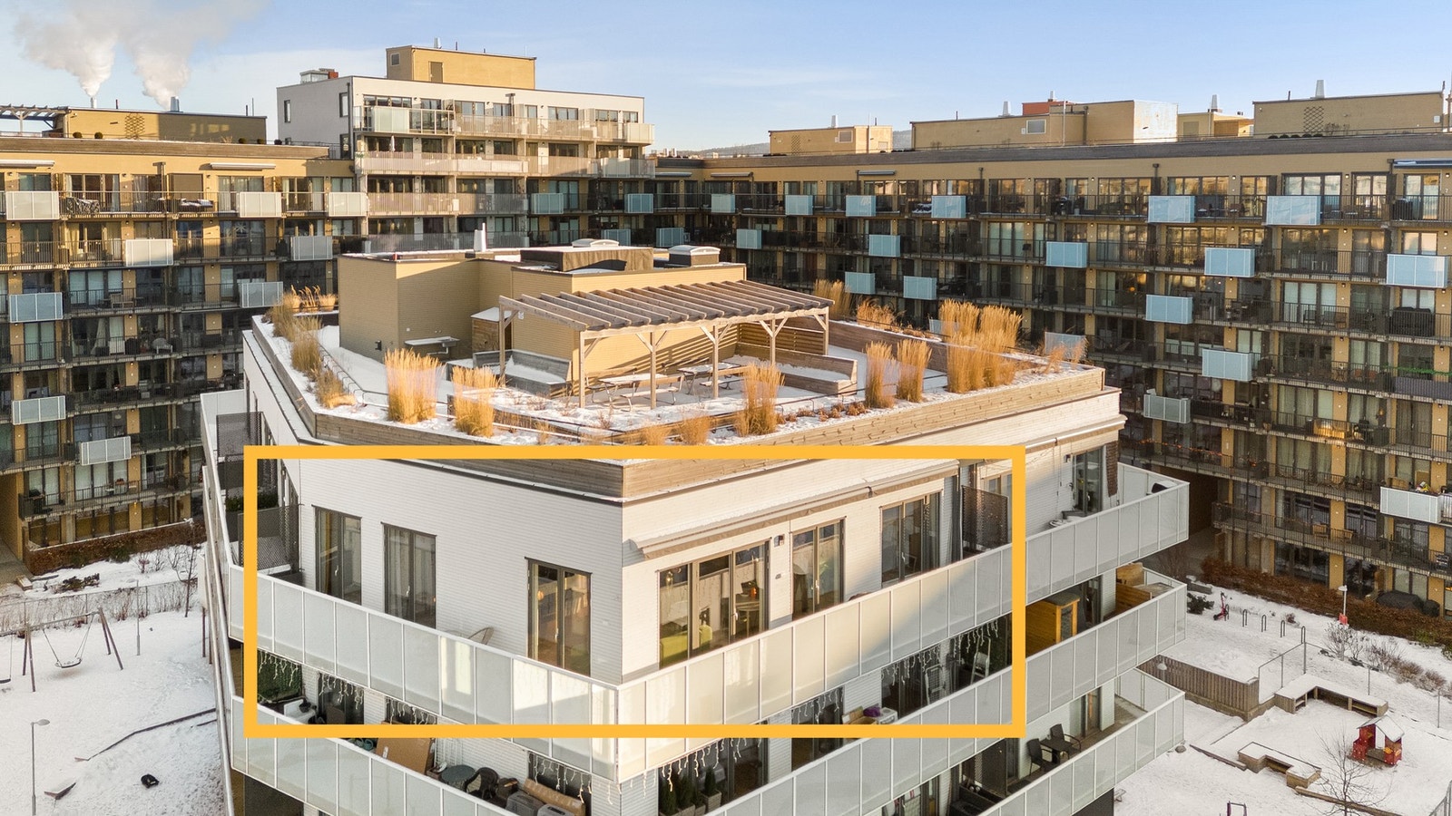 Delikat og lys 4-roms toppleilighet fra 2021, beliggende høyt og fritt på populære Ulven. Kun 5 min gange til T-bane og barnehage i samme bygg. Galleribilde