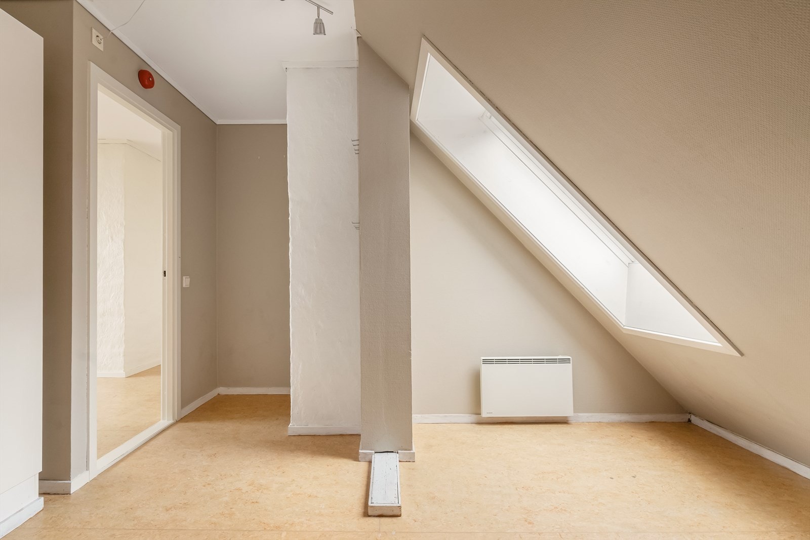 Soverommet måler 9,9 kvadratmeter. Galleribilde