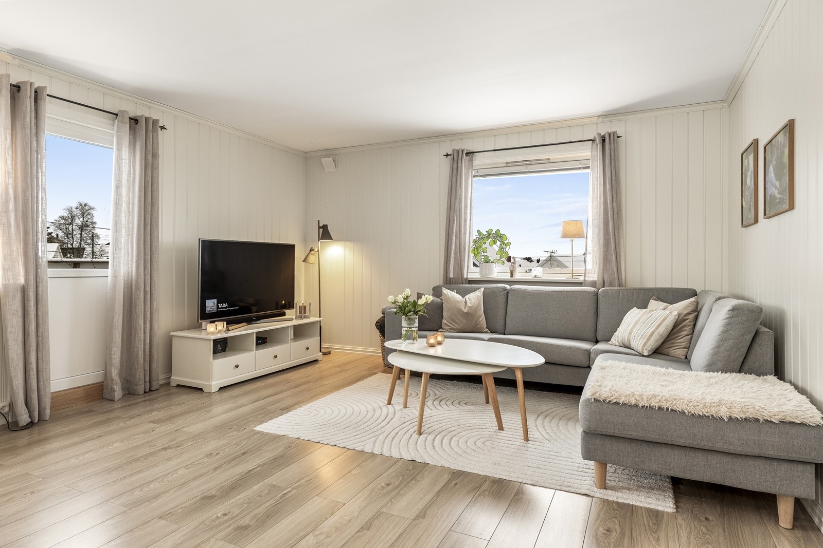 Laminatgulv gir en slitesterk og lettstelt overflate i oppholdsrommet. Galleribilde