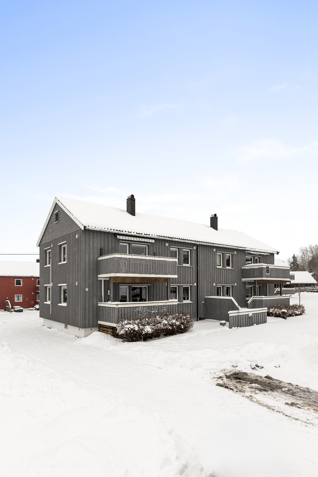 Verandaene er nylig oppgradert, og bygningen har en ny verandadør fra 2025. Galleribilde