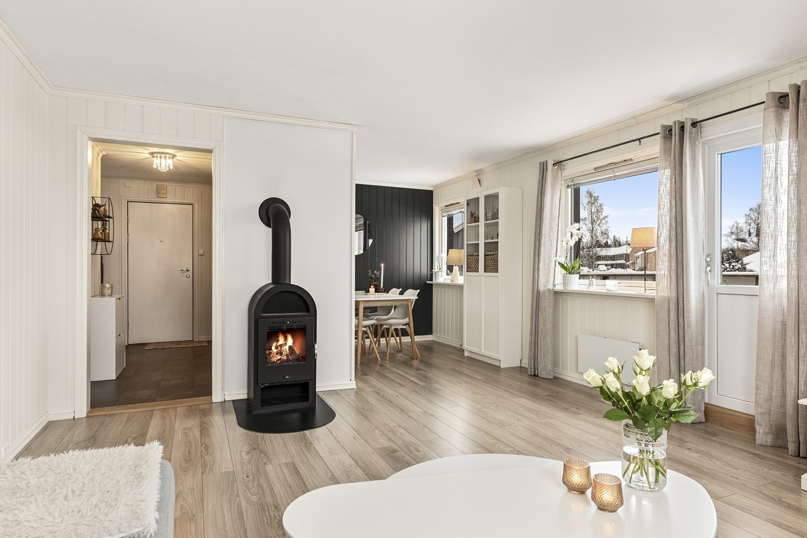 Fra stuen er det direkte utgang til balkong, ideelt for utendørs avslapning. Galleribilde