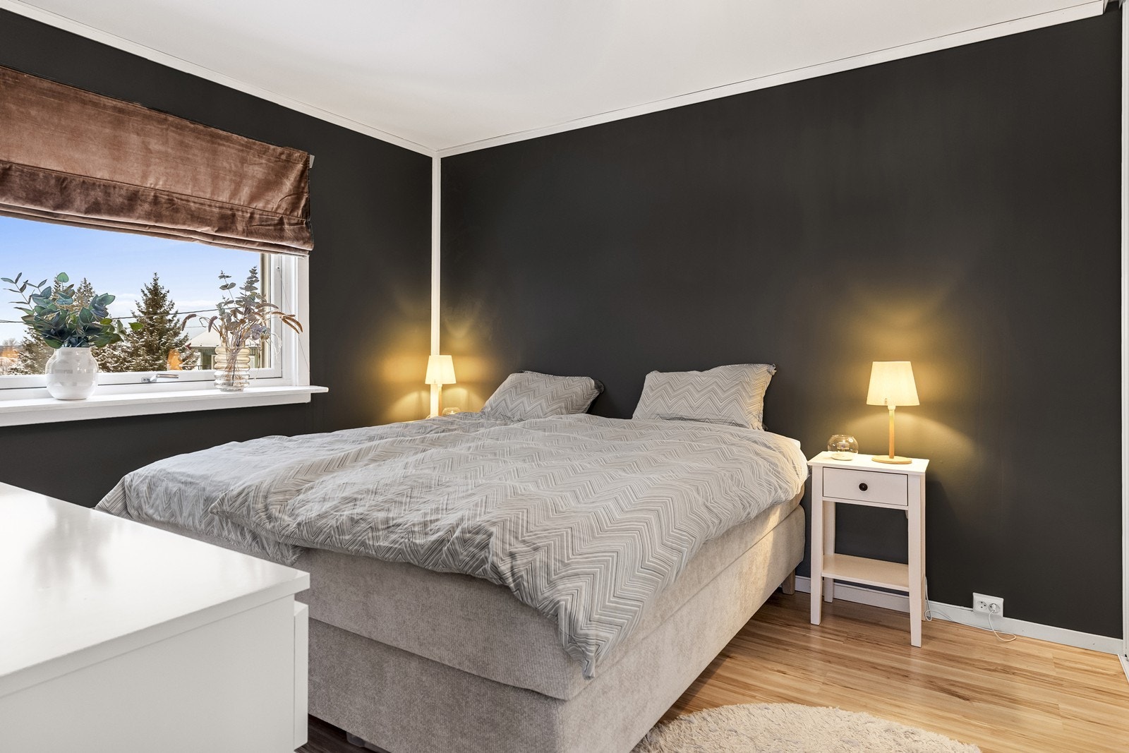 Plass til dobbeltseng og garderobe skaper et funksjonelt soverom. Galleribilde