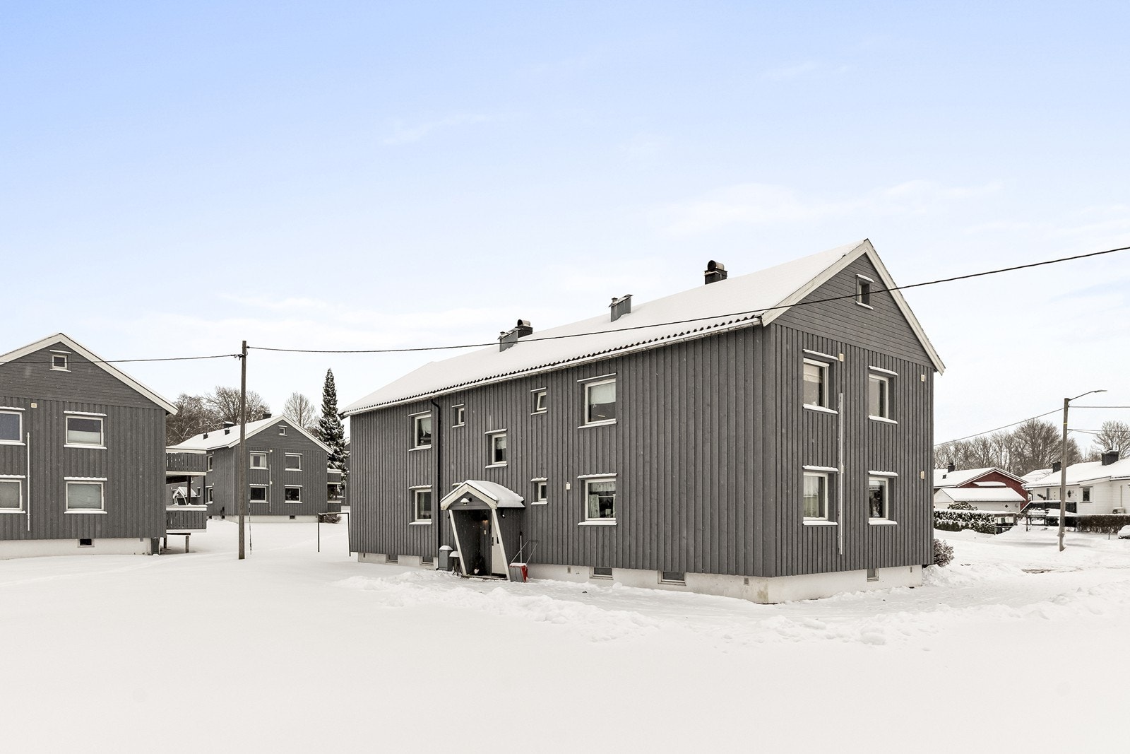 Utvendige fasader er kledd med stående tømmermannskledning, og bygningen har malte trevinduer med 2-lags glass. Galleribilde