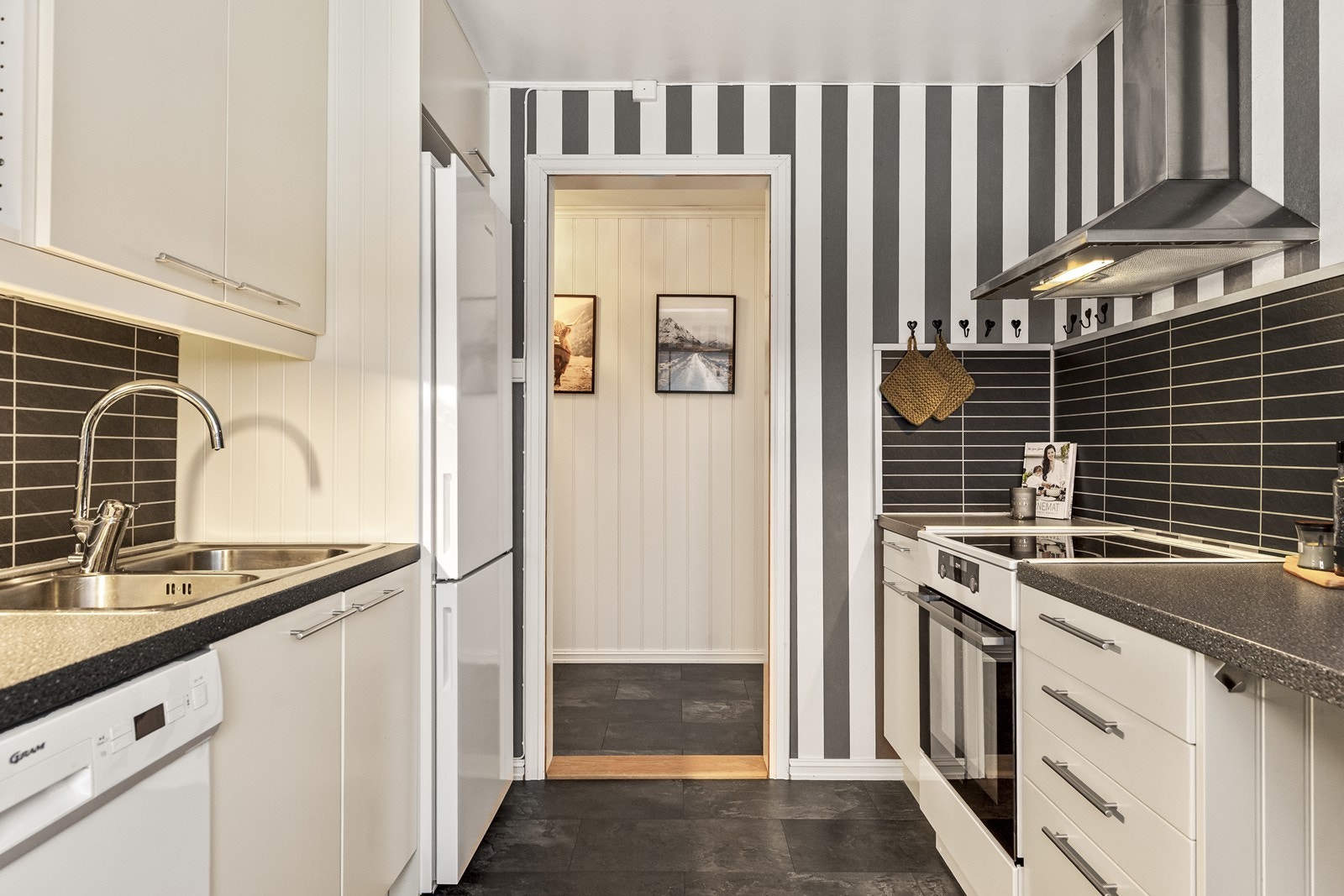 Integrerte hvitevarer gir et ryddig arbeidsområde på kjøkkenet. Galleribilde