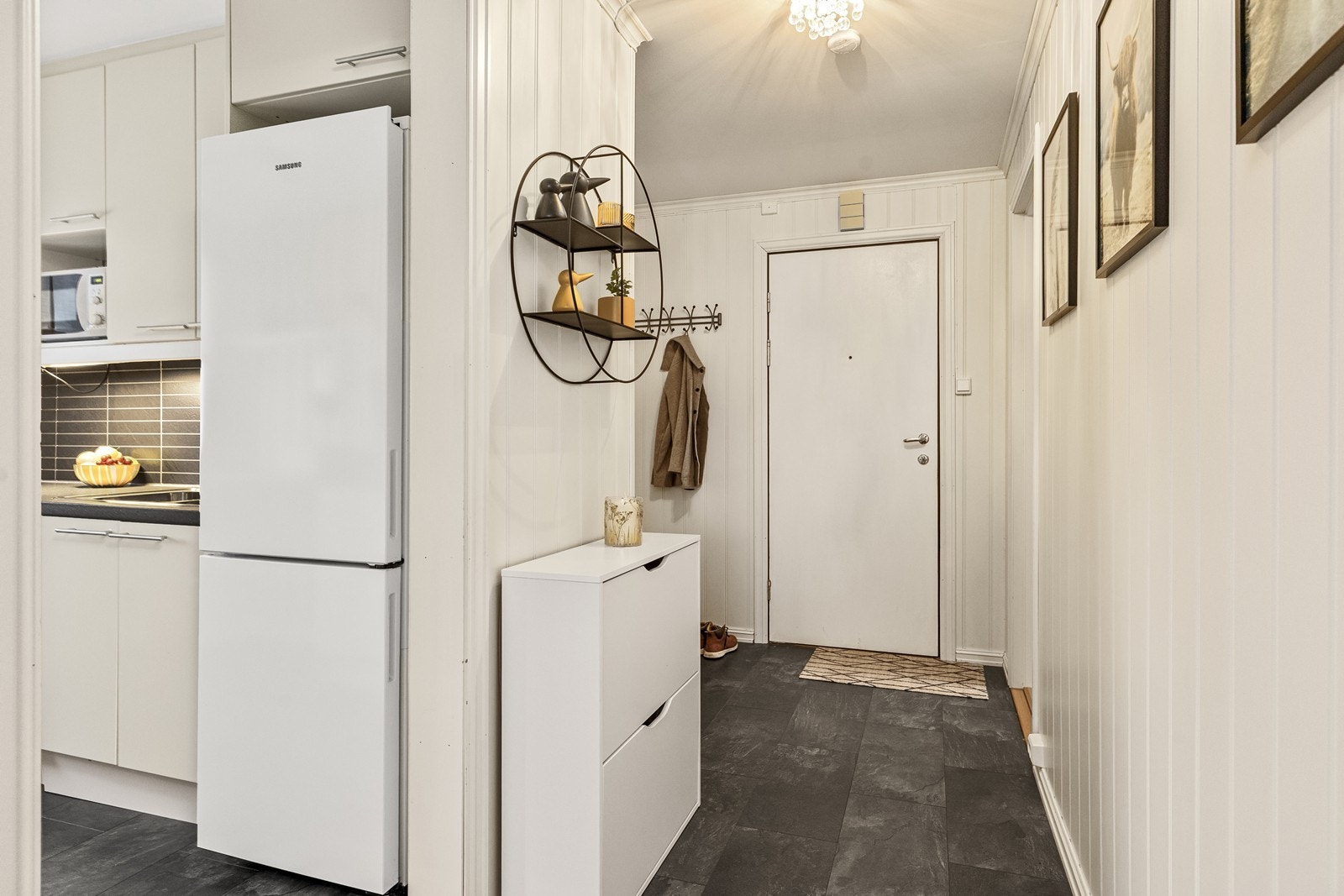 Kjøkkenet er lett tilgjengelig fra entréen, noe som gir en praktisk planløsning. Galleribilde