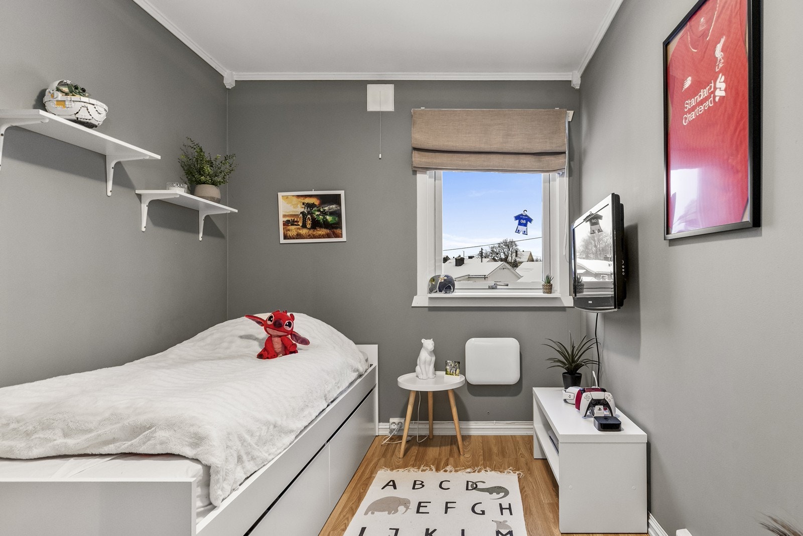 Laminatgulv og malte veggplater gir et moderne preg til rommet. Galleribilde