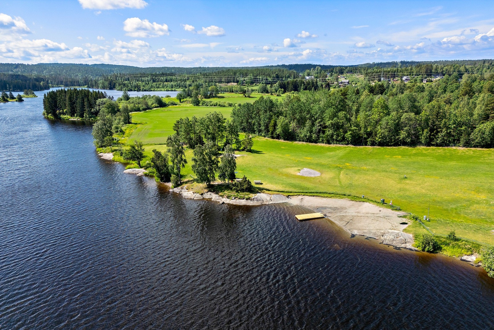 I nordenden av Våg ligger populære Vikstranda med sandstrand og flytebrygge Galleribilde