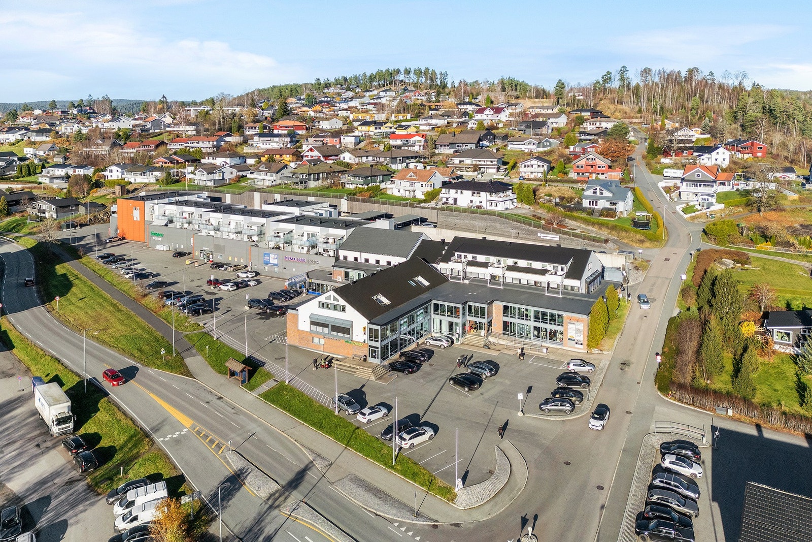 Senteret inneholder alt man trenger i hverdagen, som lege, tannlege, apotek, Rema 1000, vinmonopol, kafe, frisør, klær, dyr, blomster, treningssentre, Nille og Europris. Galleribilde