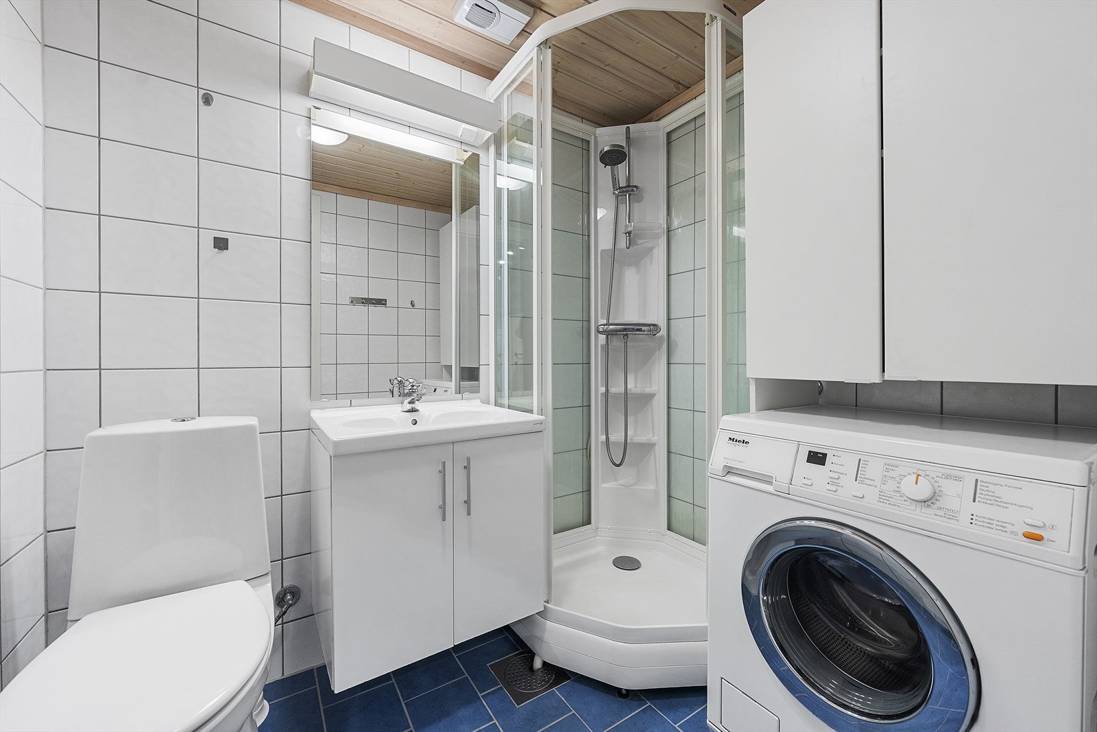 Bad/vaskerom renovert av borettslaget i 2005/6 Galleribilde