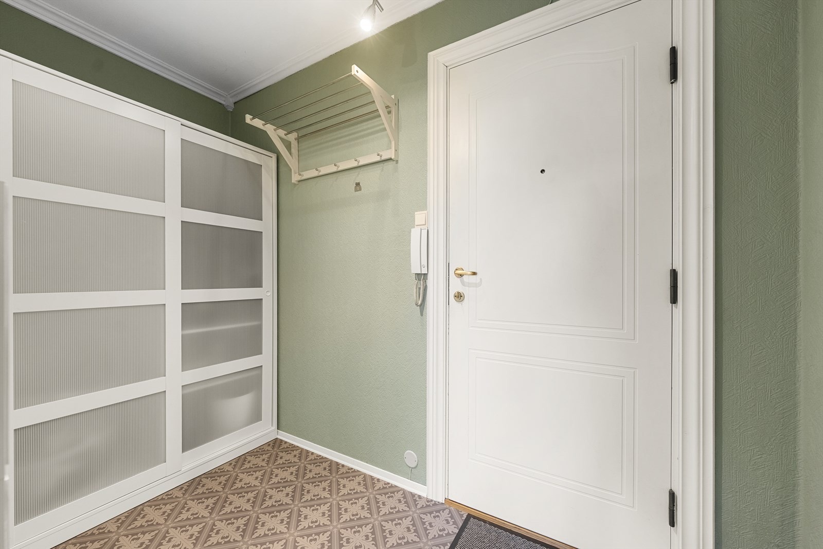 Velkommen inn! Romslig gang med garderober Galleribilde