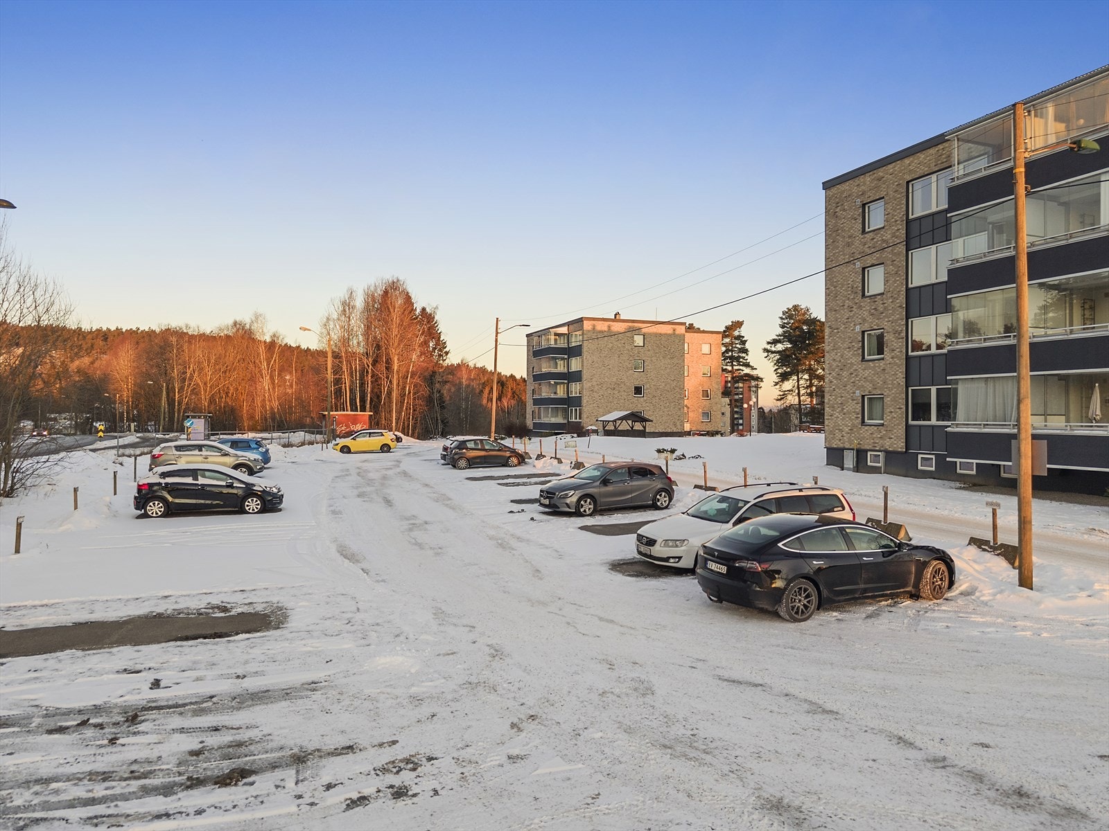 Leiligheten disponerer en fast parkeringsplass. Det er el-billadere i borettslaget Galleribilde