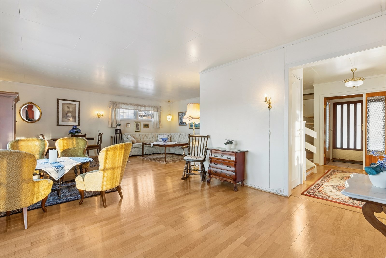 Romslig stue, inndelt i flere soner.
Parkettgulv gir en varm og innbydende følelse i stuen. Galleribilde