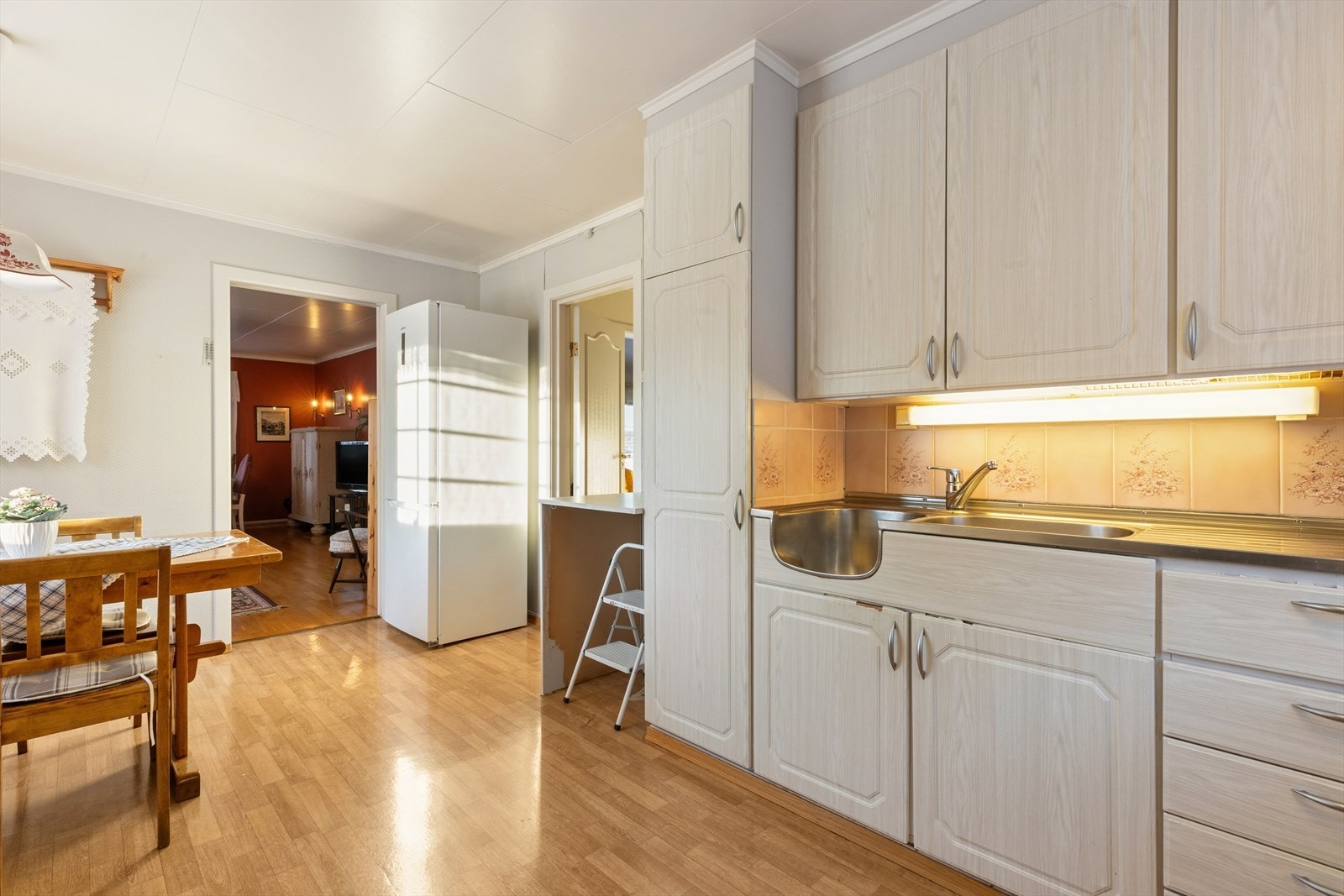 Kjøkkeninnredningen har profilerte fronter og laminat benkeplate, med komfyr og kjøleskap inkludert. Galleribilde