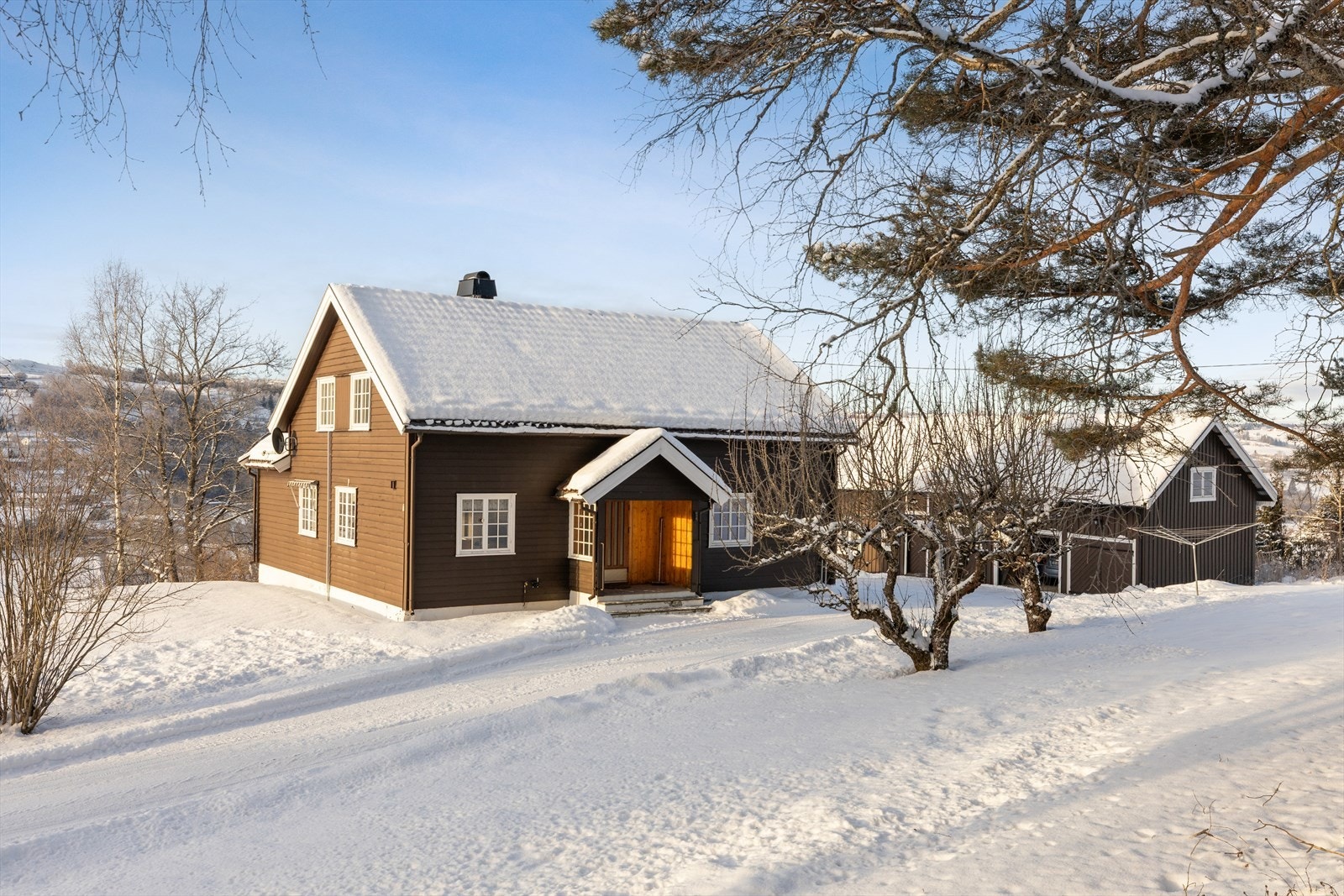 Eiendommen har adkomst via offentlig vei, god plass til parkering på egen tomt. Galleribilde