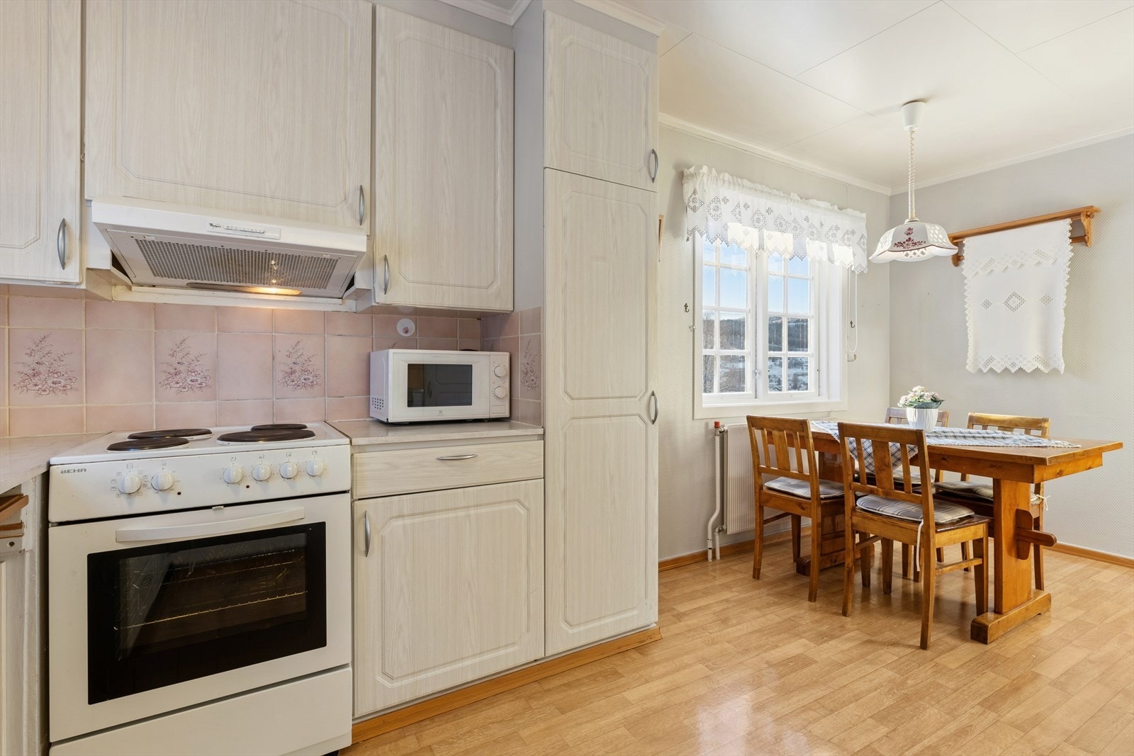 Kjøkkenventilator med avtrekk ut sikrer god ventilasjon, plass til spisebord ved vinduet. Galleribilde