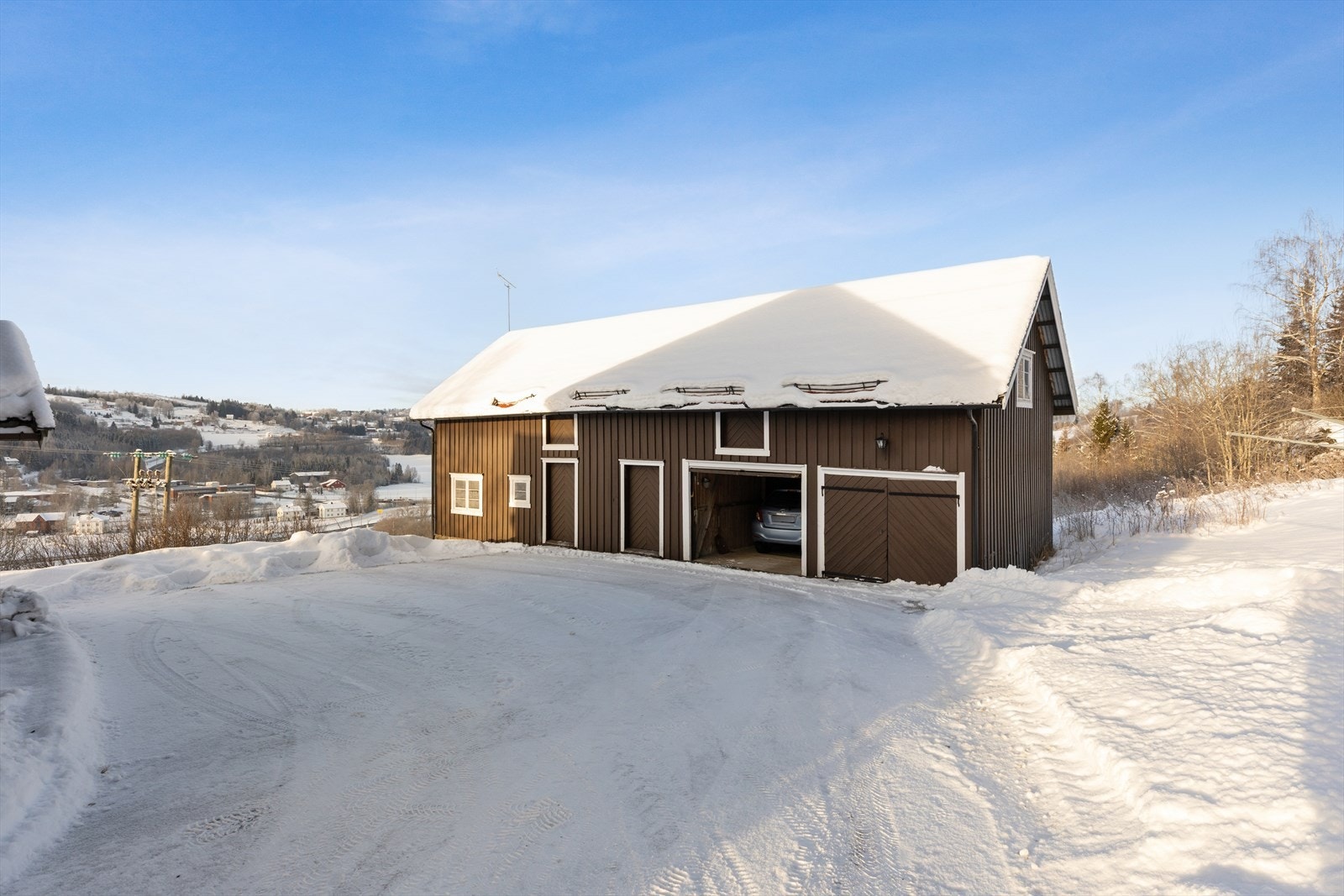 Garasje/uthus med god plass til oppbevaring. Bygget over to etasjer. Galleribilde