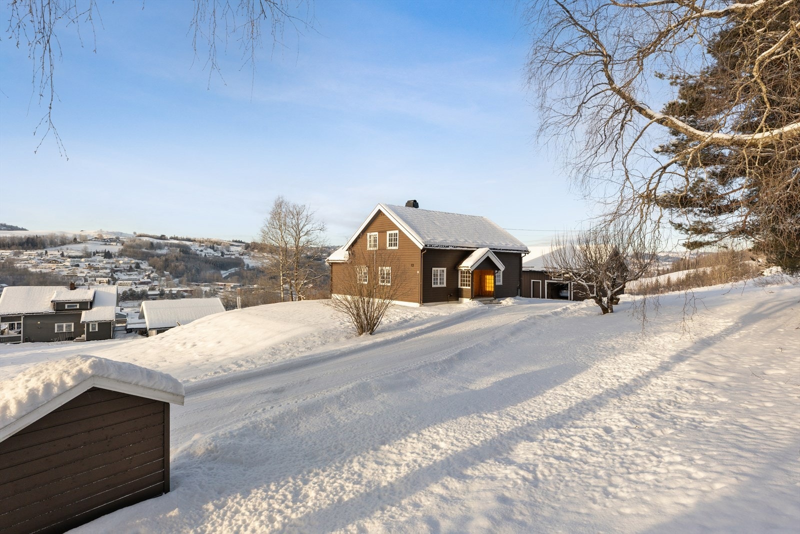 Romslig, solrik tomt på ca 4,7 mål. Galleribilde