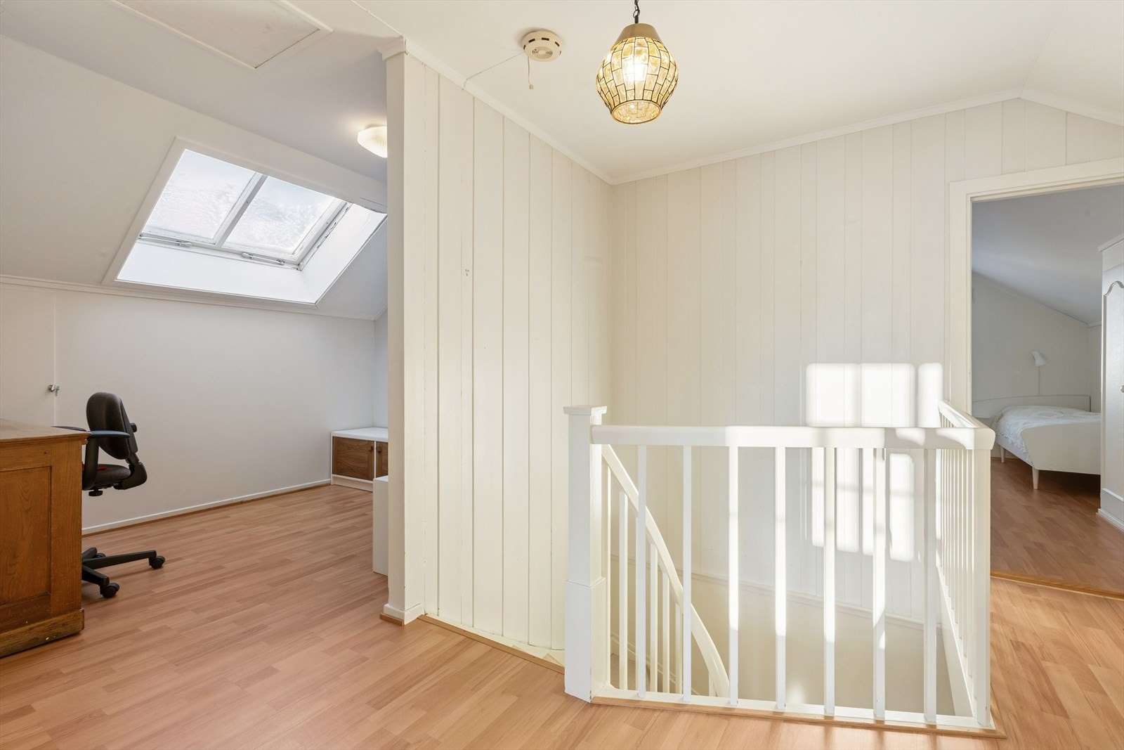 Lyst trapperom med plass til kontor.
Takvindu gir godt med naturlig lys. Galleribilde