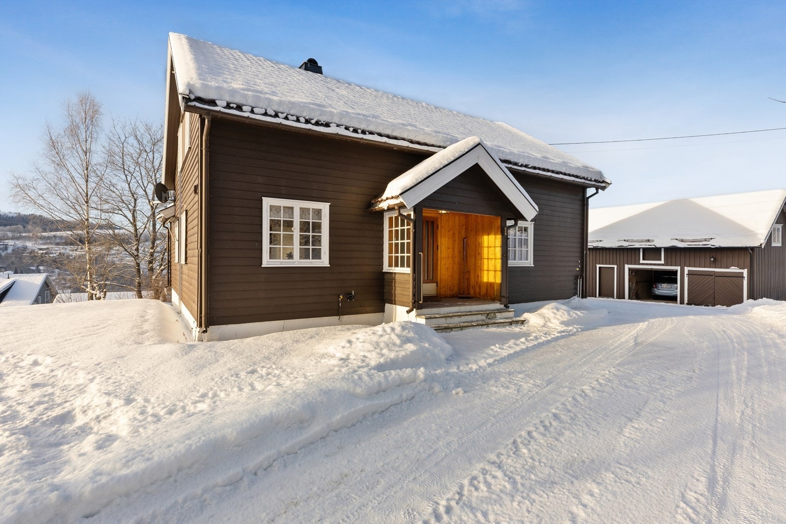 Inngangspartiet har en solid teakdør, liggende bordkledning gir huset et klassisk utseende. Galleribilde
