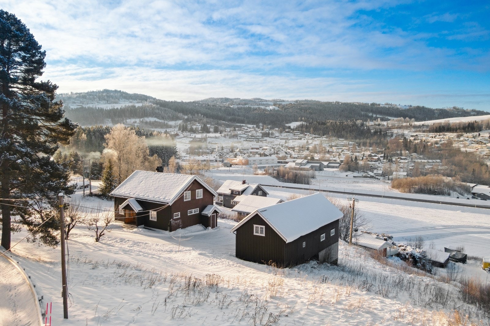 Boligen ligger i et rolig og barnevennlig område med kort avstand til dagligvarebutikker og kollektivtransport. Galleribilde