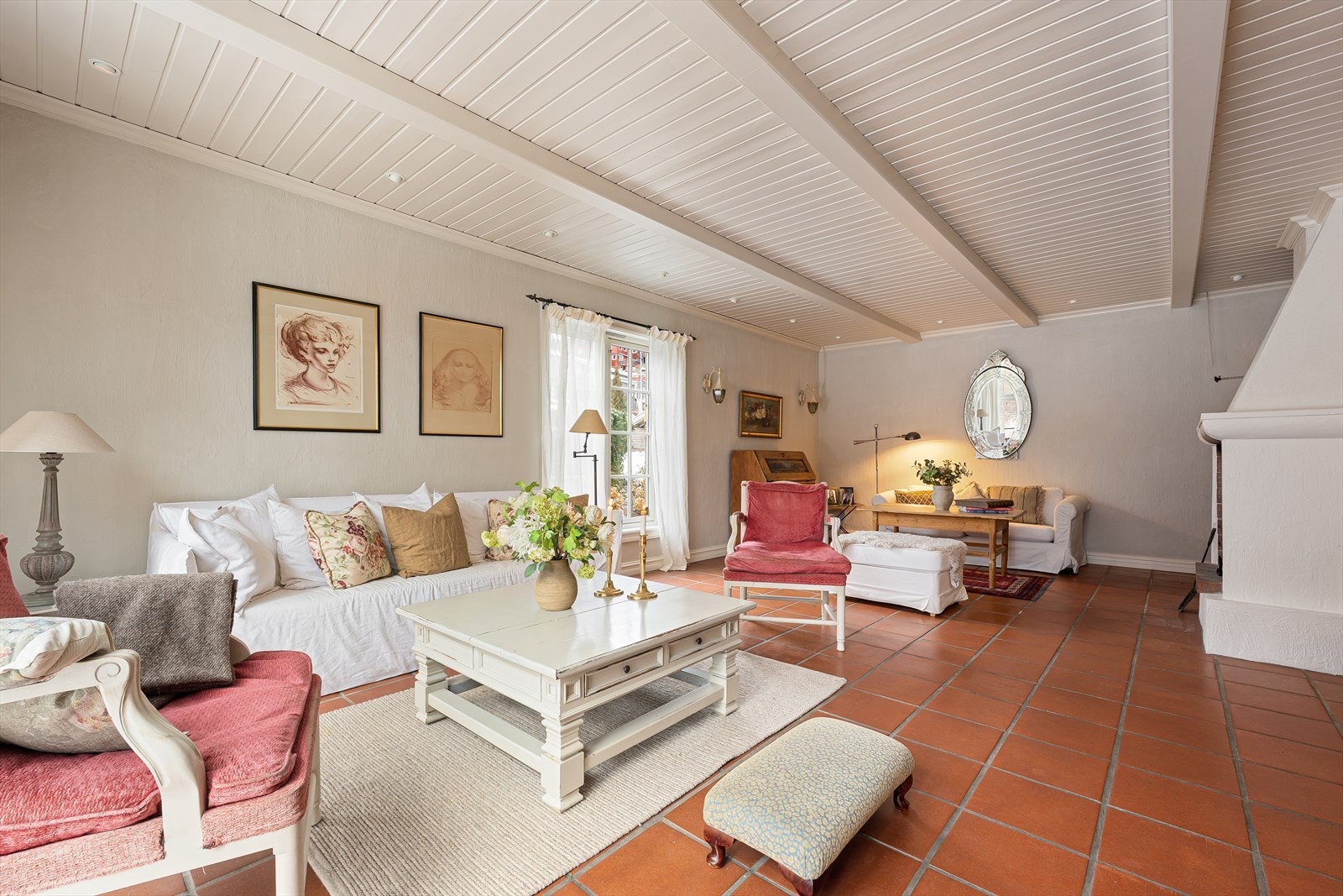 Romslig og lys stue med flere soner for både sofagruppe og spise-/lesekrok Galleribilde