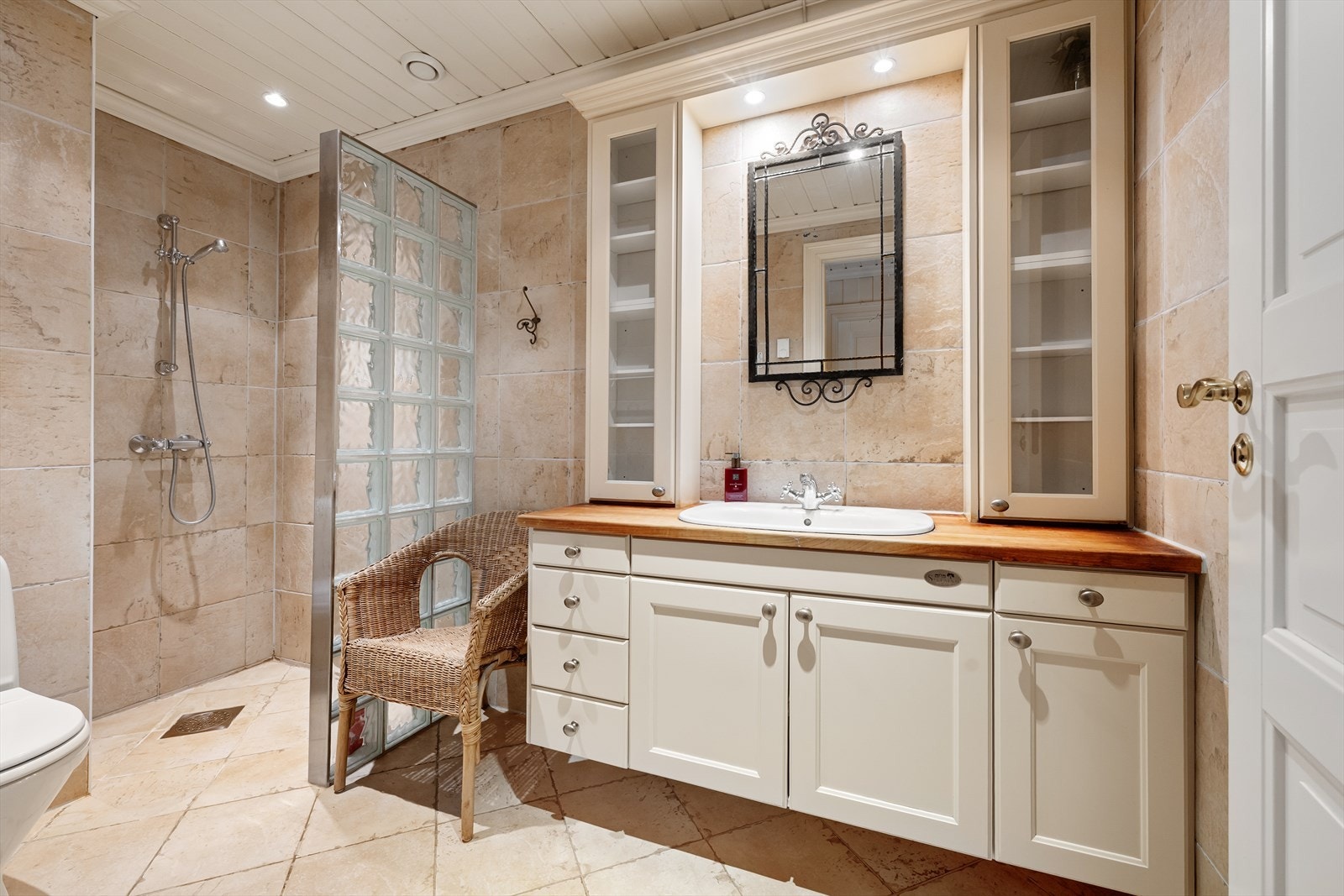 Flislagt bad for etasjen med 30 × 30 cm fliser og vannbåren gulvvarme som gir lun og behagelig komfor Galleribilde