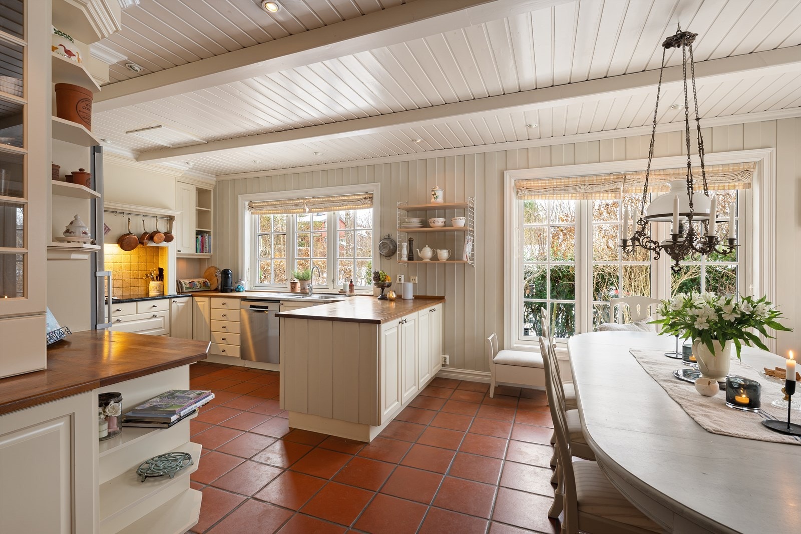 Stort og funksjonelt kjøkken fra byggeår, oppgradert med nyere hvitevarer Galleribilde