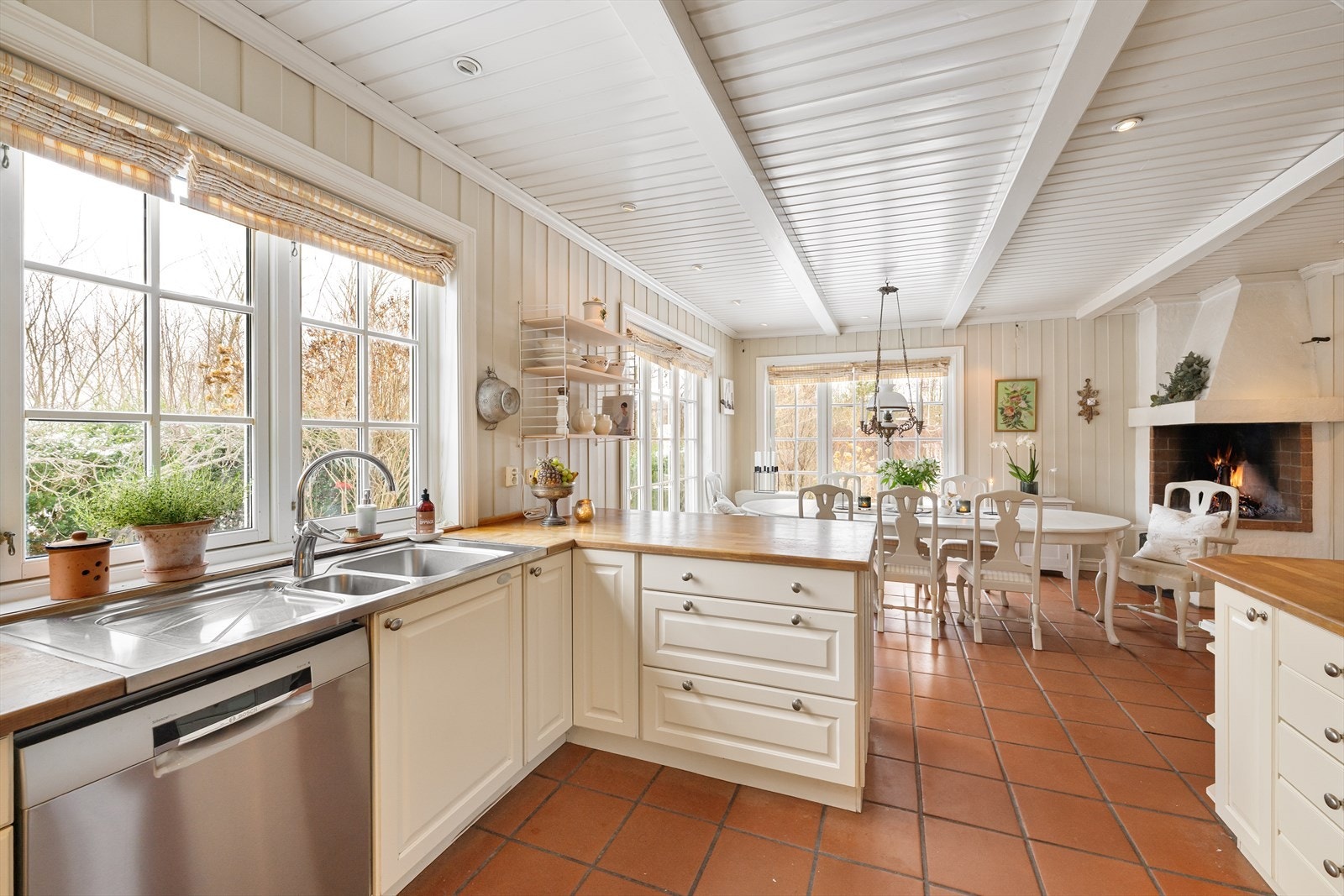 Stort kjøkken på 35 kvm. Flislagt gulv med vannbåren gulvvarme Galleribilde