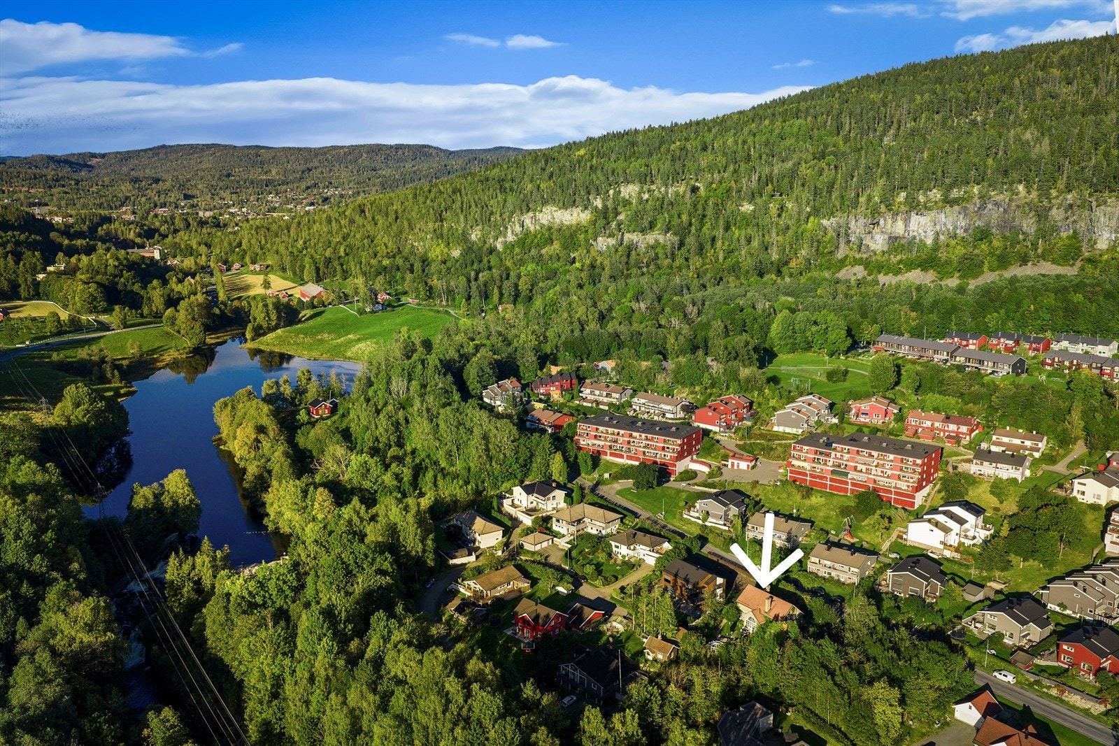 Daglige servicetilbud er lett tilgjengelig med Joker i gangavstand, samt Kolsås senter med Meny, Vinmonopolet, apotek, blomsterbutikk og flere butikker Galleribilde