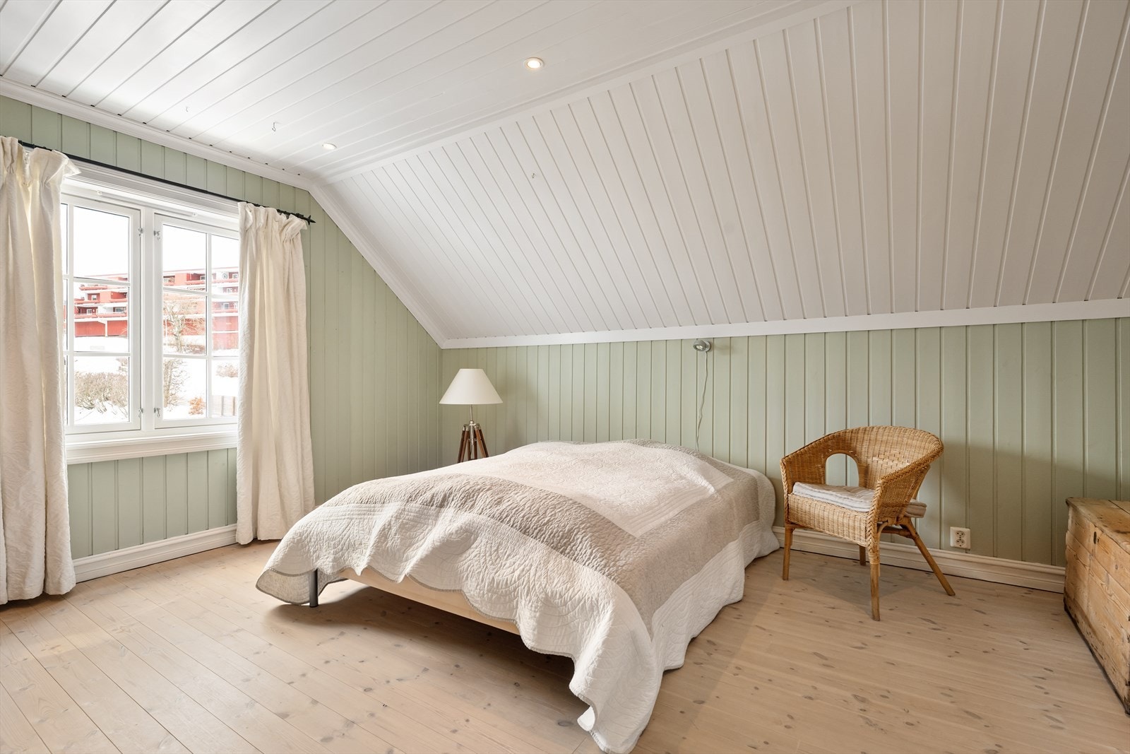 Soverommene har god plass til seng, skap og skrivebord Galleribilde