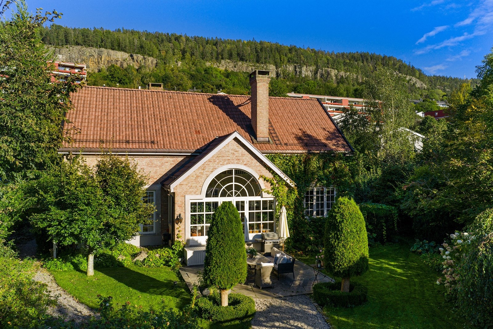 Boligen er oppført over tre plan og byr på romslige, lyse oppholdsrom, gjennomtenkt planløsning og solide materialvalg Galleribilde