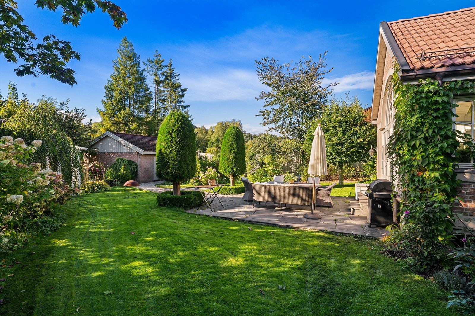 Nydelig uteområde med god plass til avslapning og hyggelige lag Galleribilde
