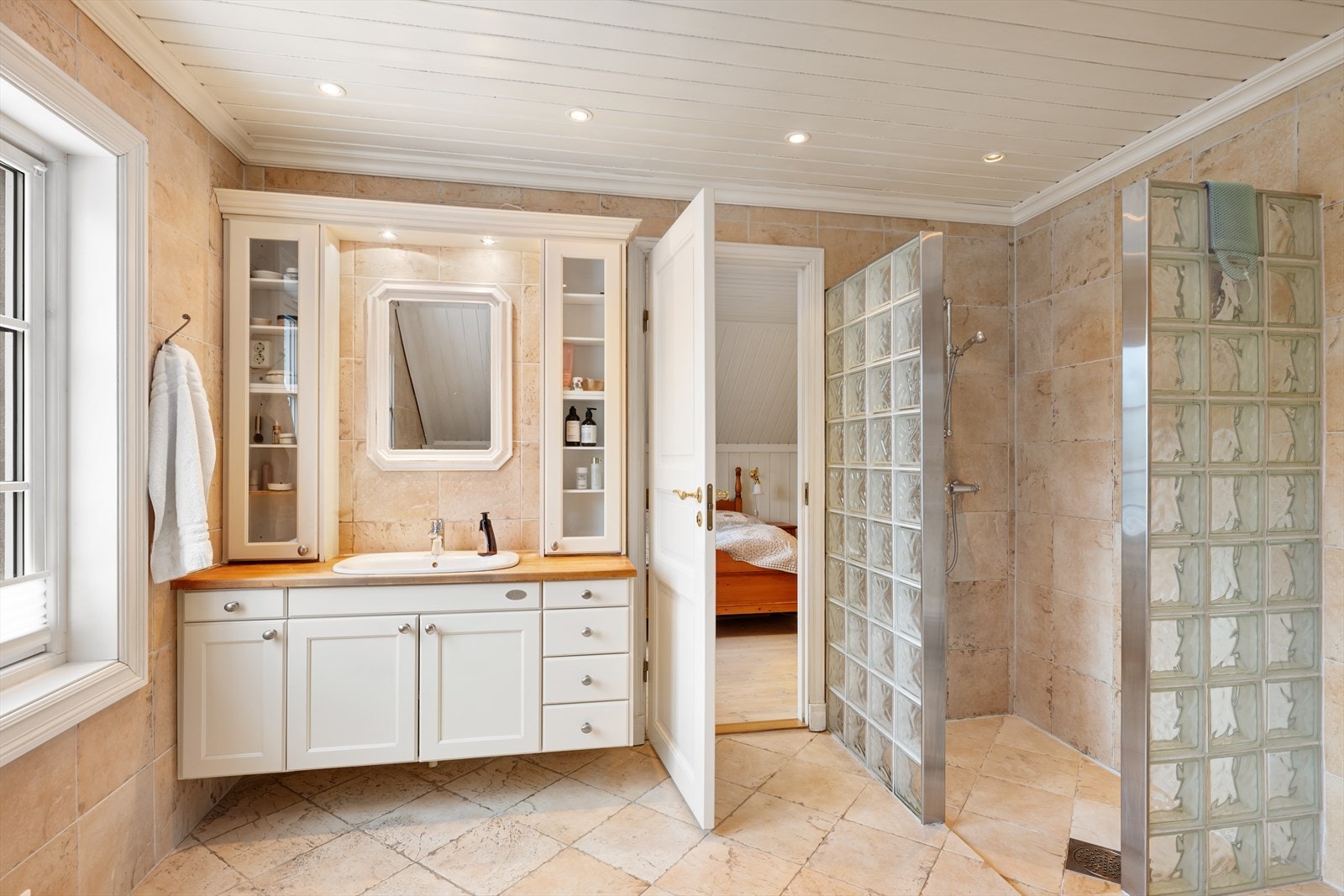 Privat bad med funksjonell og gjennomtenkt planløsning Galleribilde