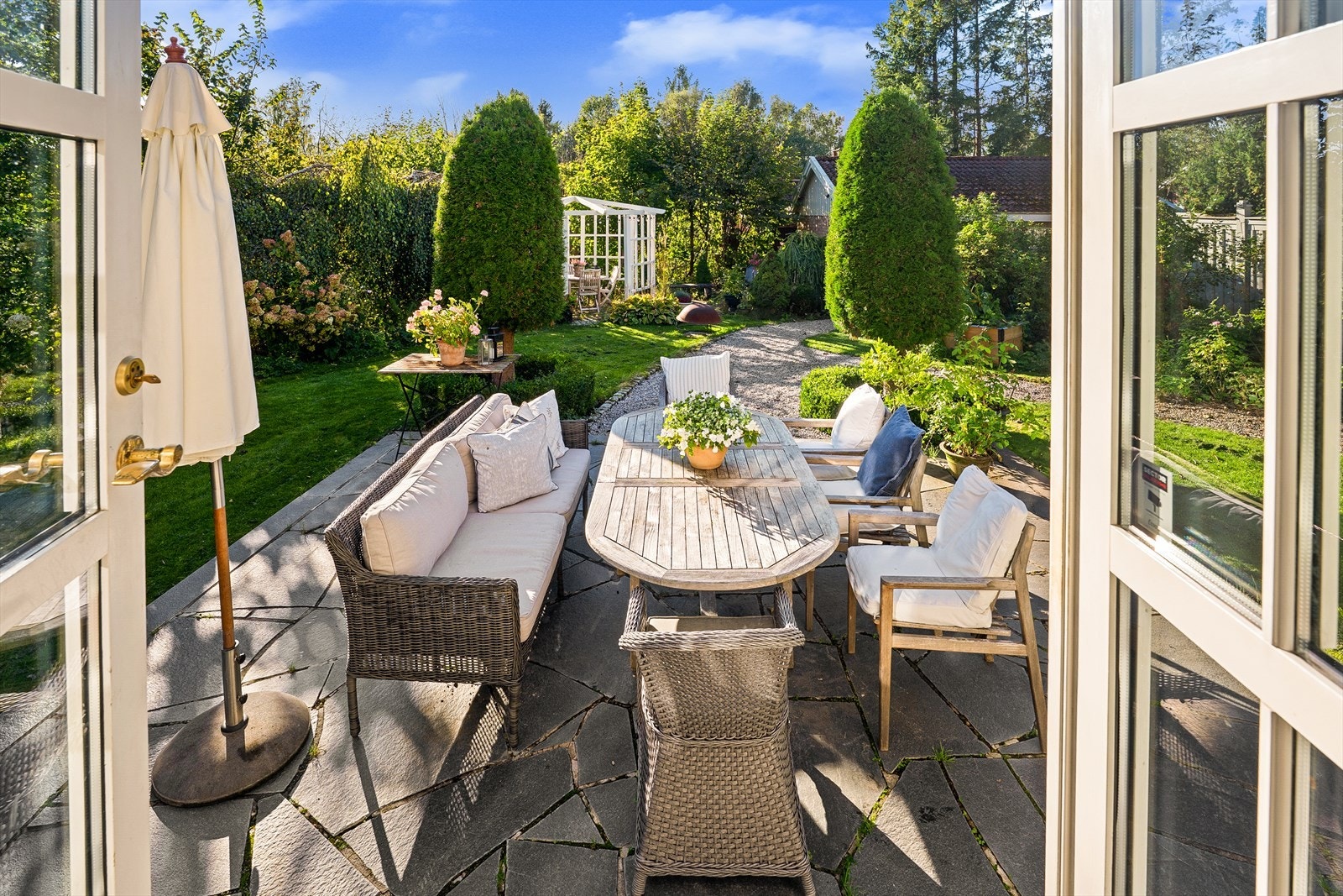 Koselig utendørs spisegruppe med god plass til familie og venner Galleribilde