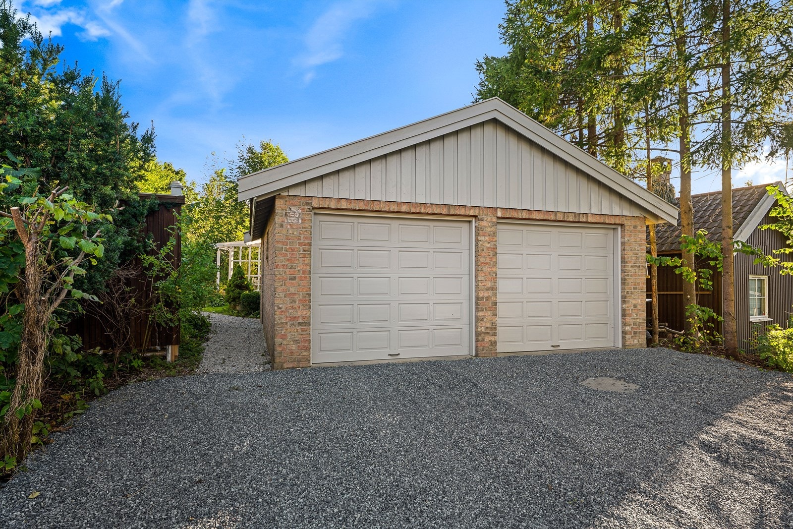 Parkering i egen dobbelgarasje samt på egen eiendom - installert Tesla-lader Galleribilde