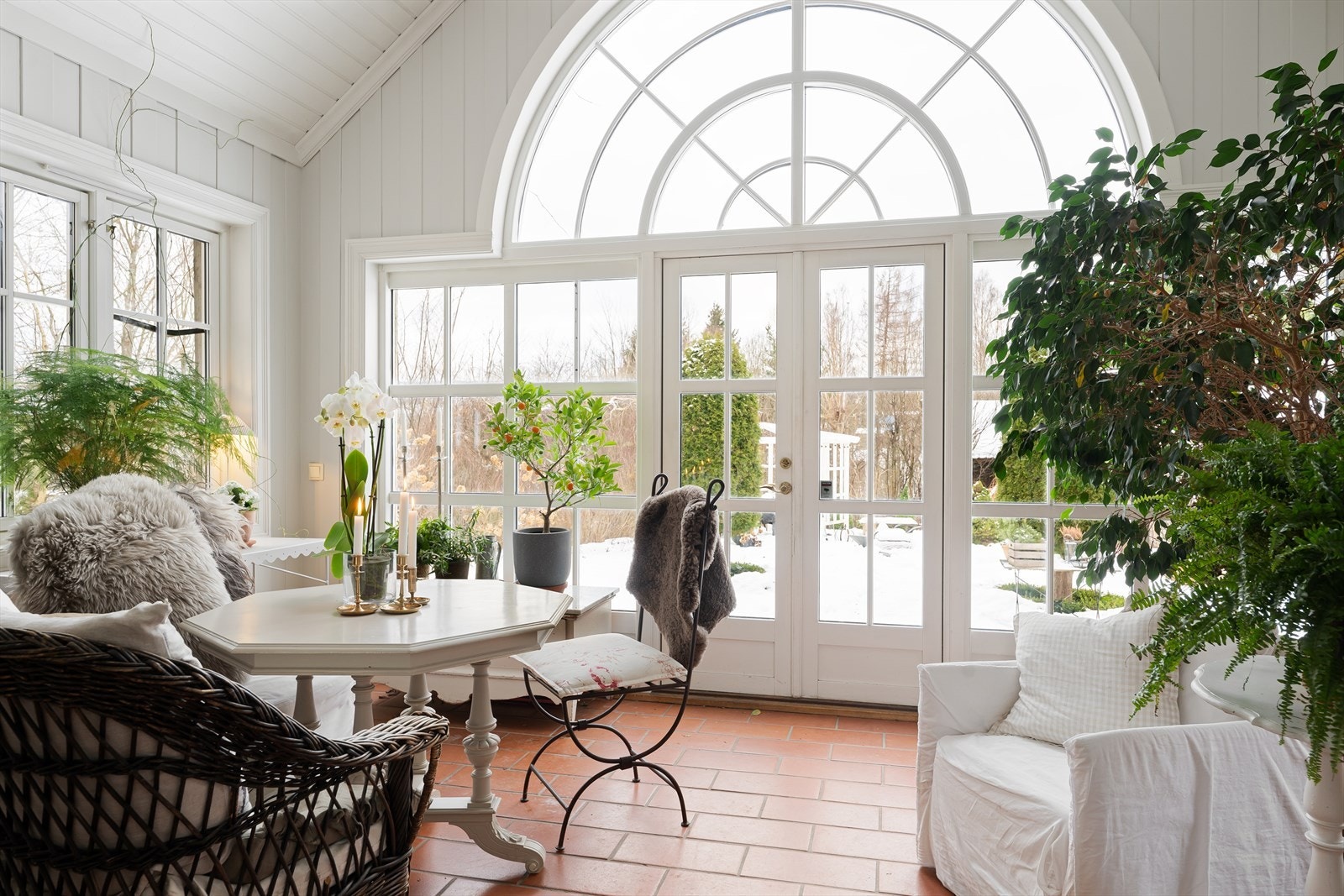 Lys og luftig vinterhage med direkte adkomst til hagen - perfekt for hyggelige sammenkomster Galleribilde