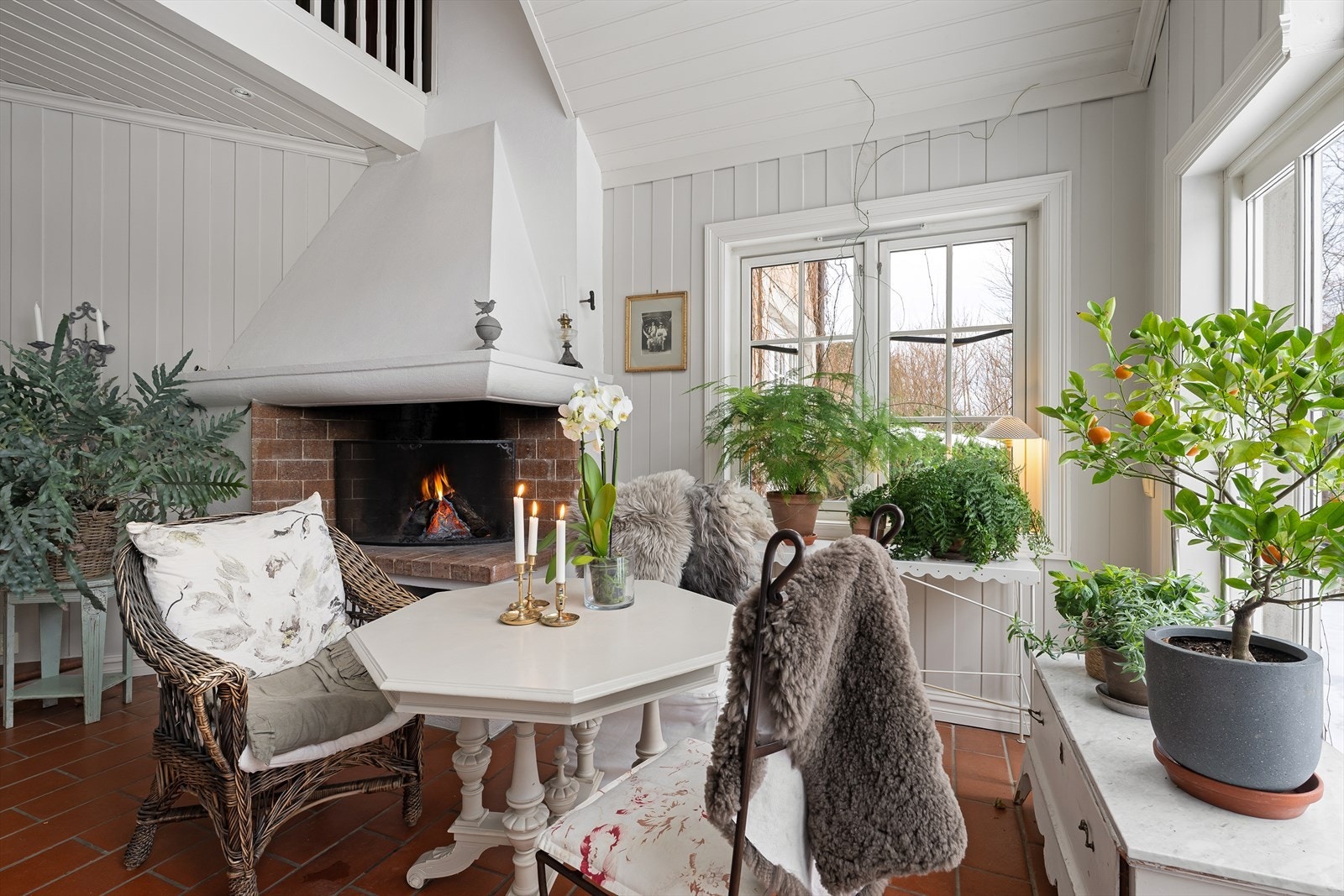 Boligens hovedetasje har en svært god planløsning med naturlig flyt mellom rommene og rikelig med lysinnslipp Galleribilde