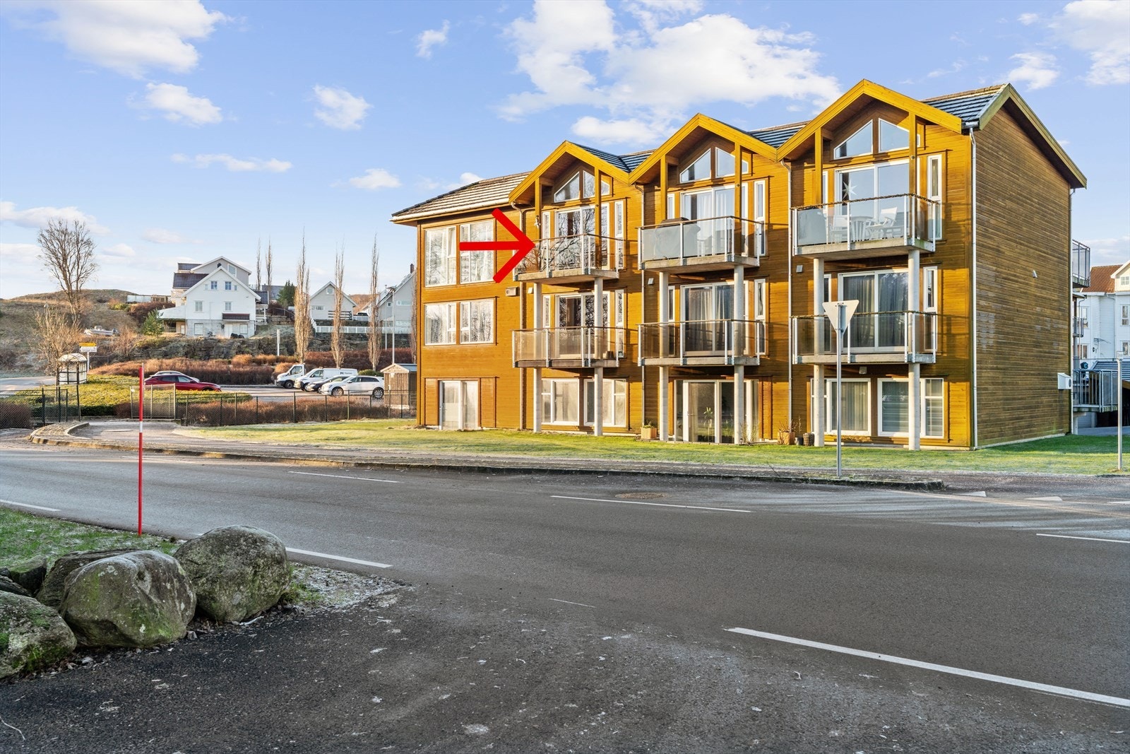 EiendomsMegler 1 v/Jorunn Riise presenterer Sjøveien 2C - Kjekk leilighet over 2 etasjer med 2 balkonger Galleribilde