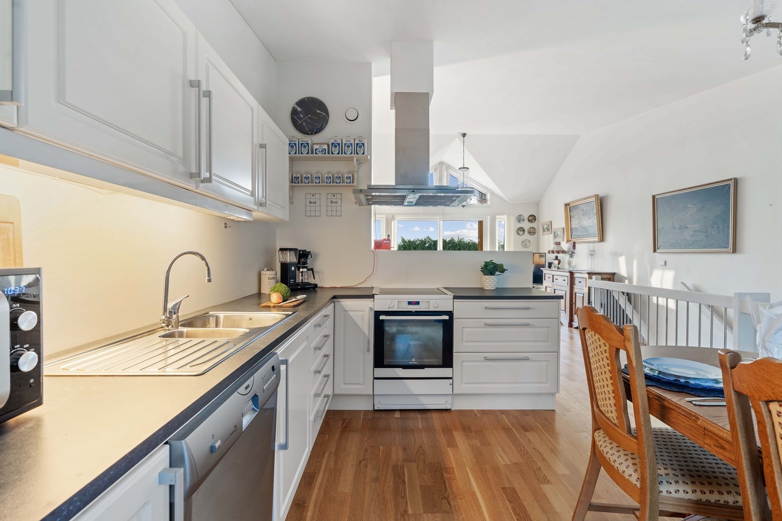 Pent kjøkken i hvit utførelse. Galleribilde