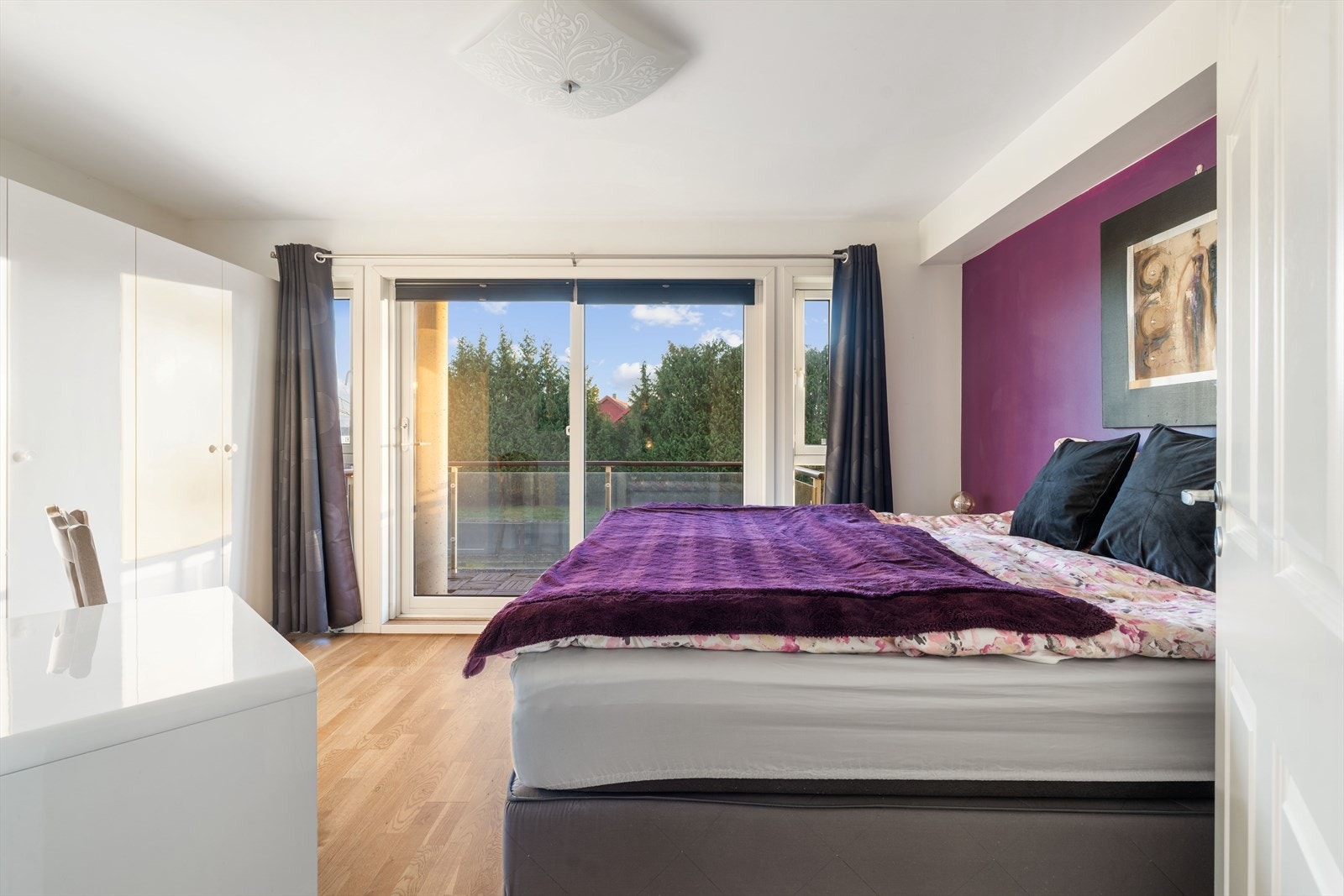 Soverom av god størrelse og med utgang til balkong Galleribilde