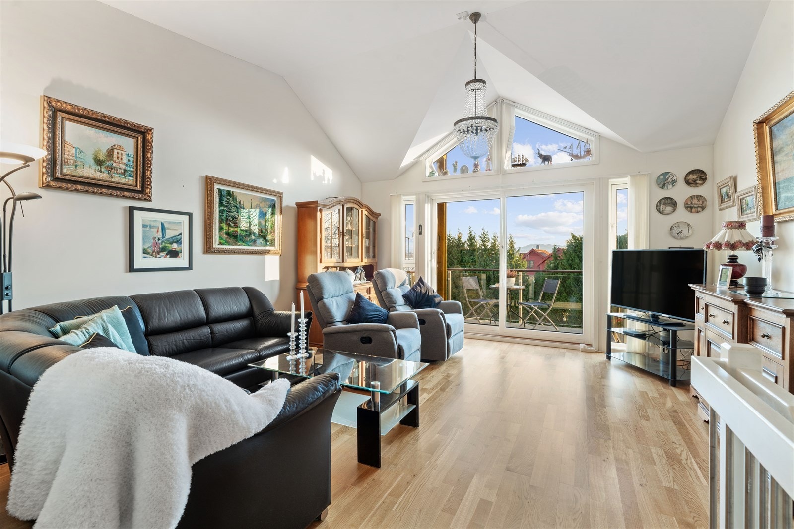 Luftig stue med god takhøyde og balkong med utsikt Galleribilde