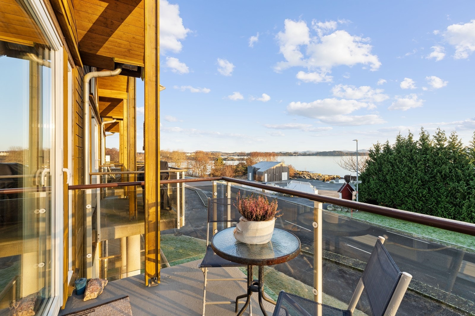 Balkong med sjøutsikt! Galleribilde