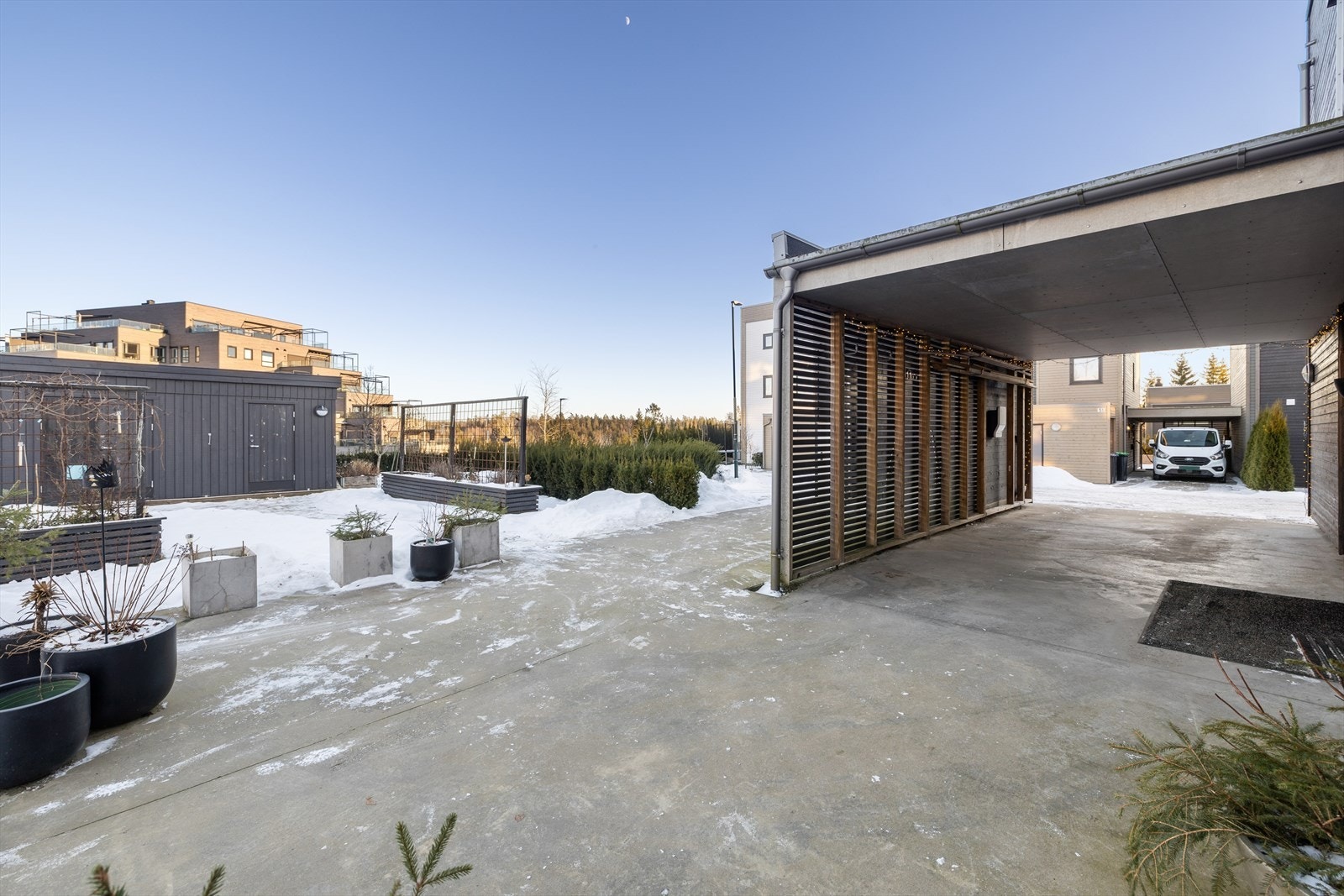 Carporten fungerer også som overbygget inngangsparti. Galleribilde