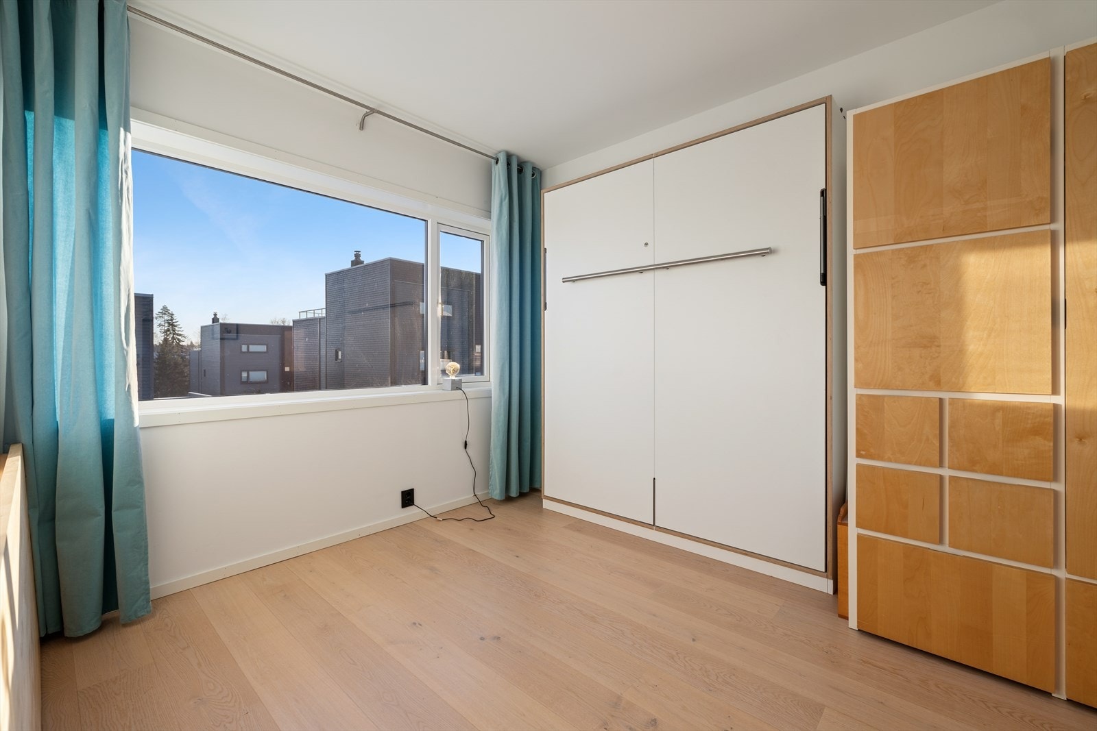 To av soverommene er utstyrt med en smart skapseng som maksimerer gulvplassen. Dette rommet har i tillegg et veggmontert nedfellbart arbeidsbord. Galleribilde