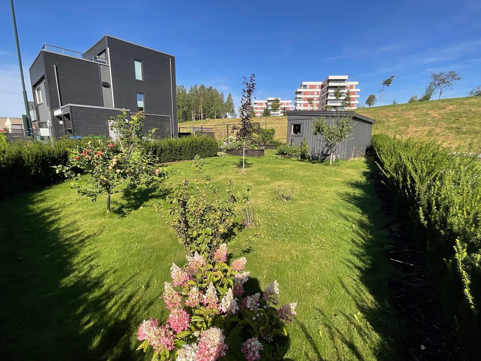 Selgers egne bilder. Eiendommen har en unik og flott opparbeidet endetomt med god størrelse. Galleribilde