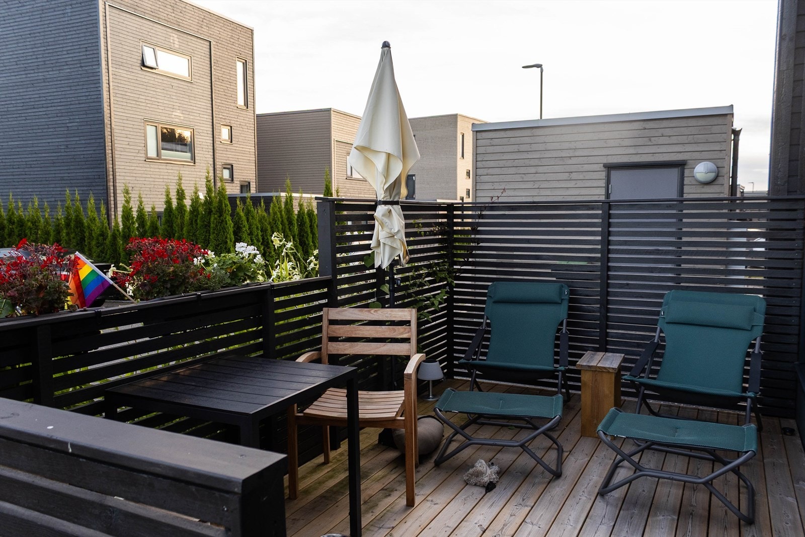 Den skjermede uteplassen ved inngangen er et hyggelig sted for en morgenkaffe. Galleribilde