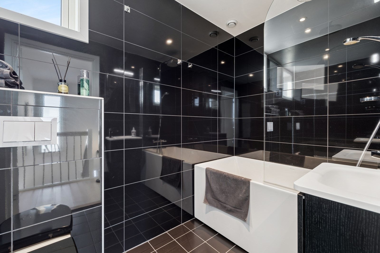 Delikat baderom i tredje etasje, også her med vannbåren gulvvarme. Galleribilde