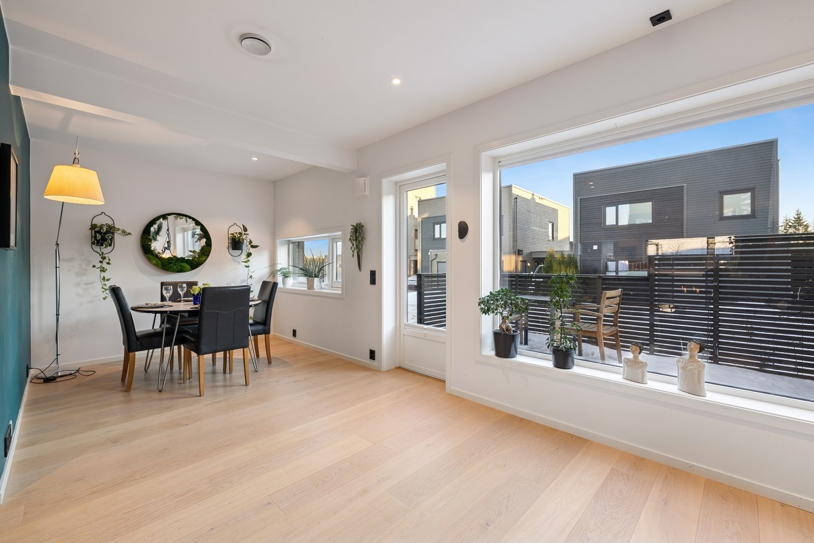 Store vindusflater med 3-lags glass slipper inn rikelig med lys. Galleribilde