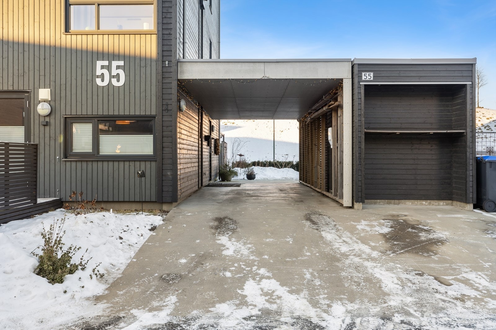 Forutenom carporten, er det plass til å parkere parkere i innkjøringen, samt p-plass ved siden av. Galleribilde