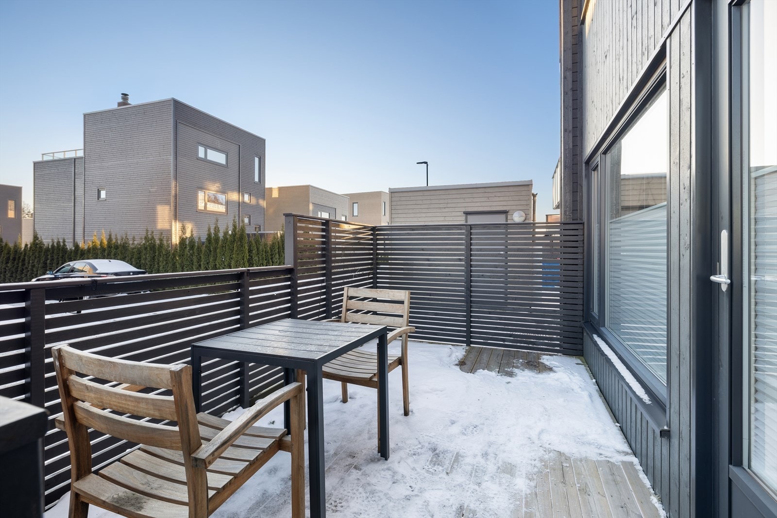 Fra stuen kommer du ut på en sørvendt platting på 10 m², med plass til en liten sittegruppe. Galleribilde